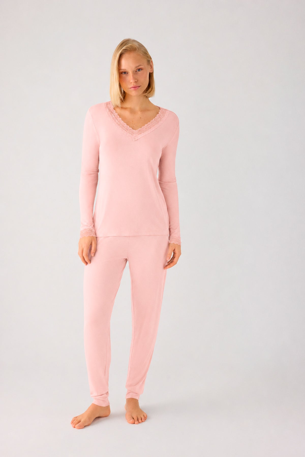 Pijama largo de donna ligero y suave con pantalón jogger nude