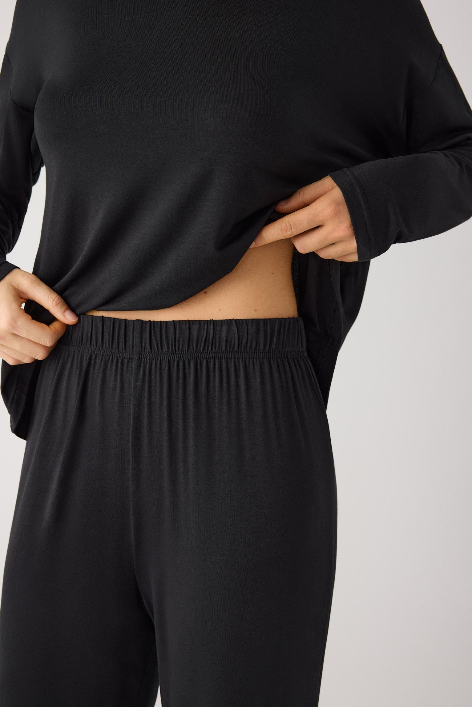 Pijama largo de donna ligero y suave con pantalón ancho negro