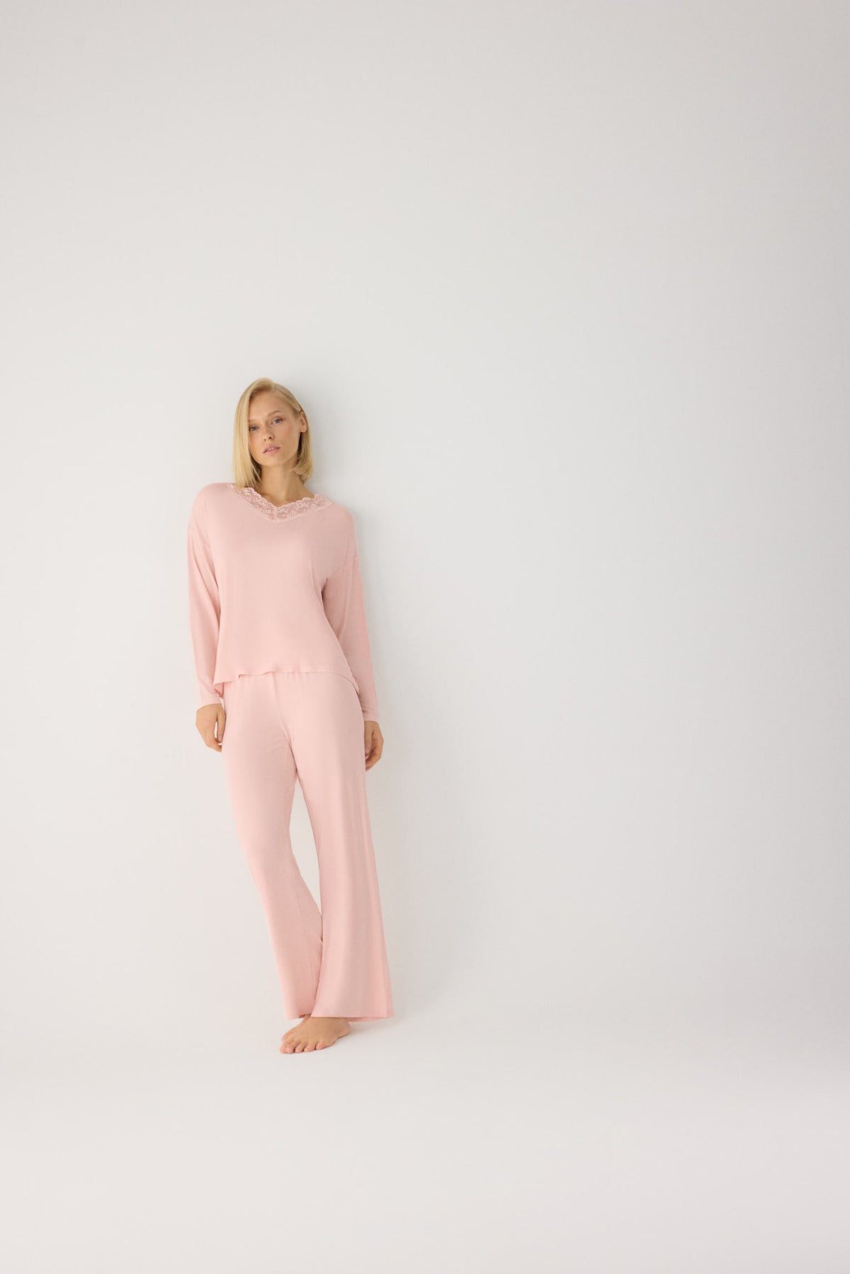 Pijama largo de donna ligero y suave con pantalón ancho nude