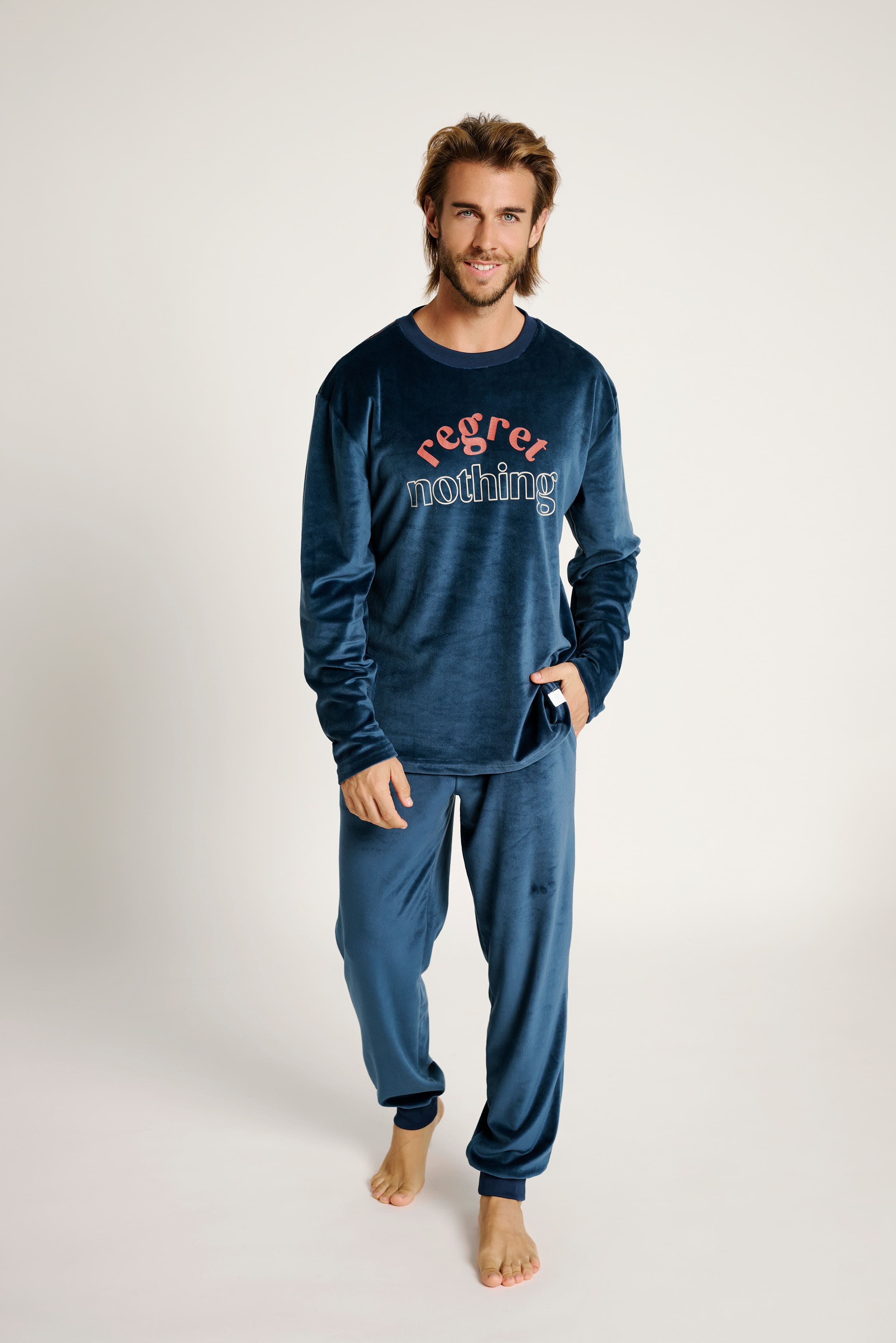 13011045-1-pijama-largo-hombre-efecto-terciopelo-regret-nothing
