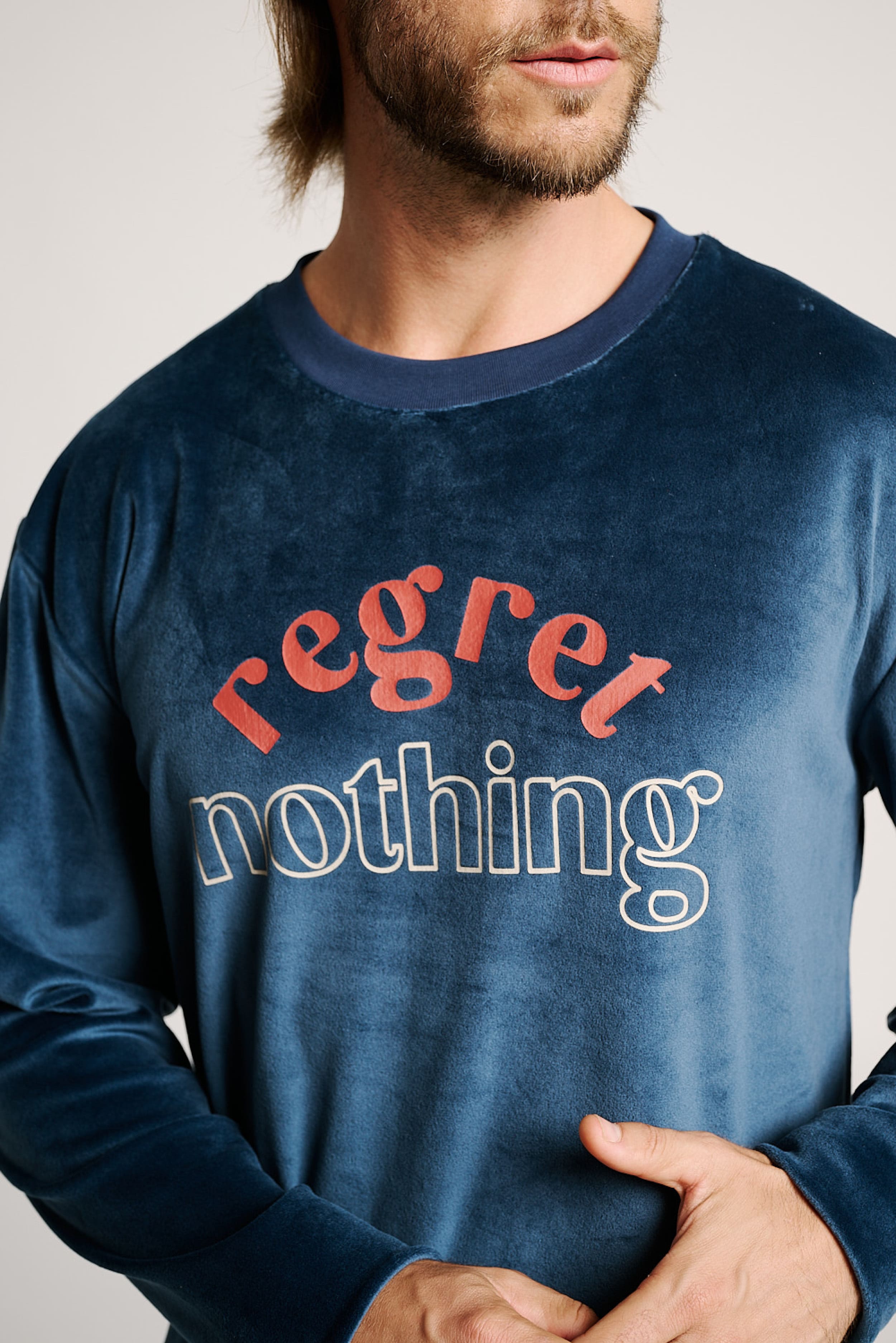 13011045-3-pijama-largo-hombre-efecto-terciopelo-regret-nothing