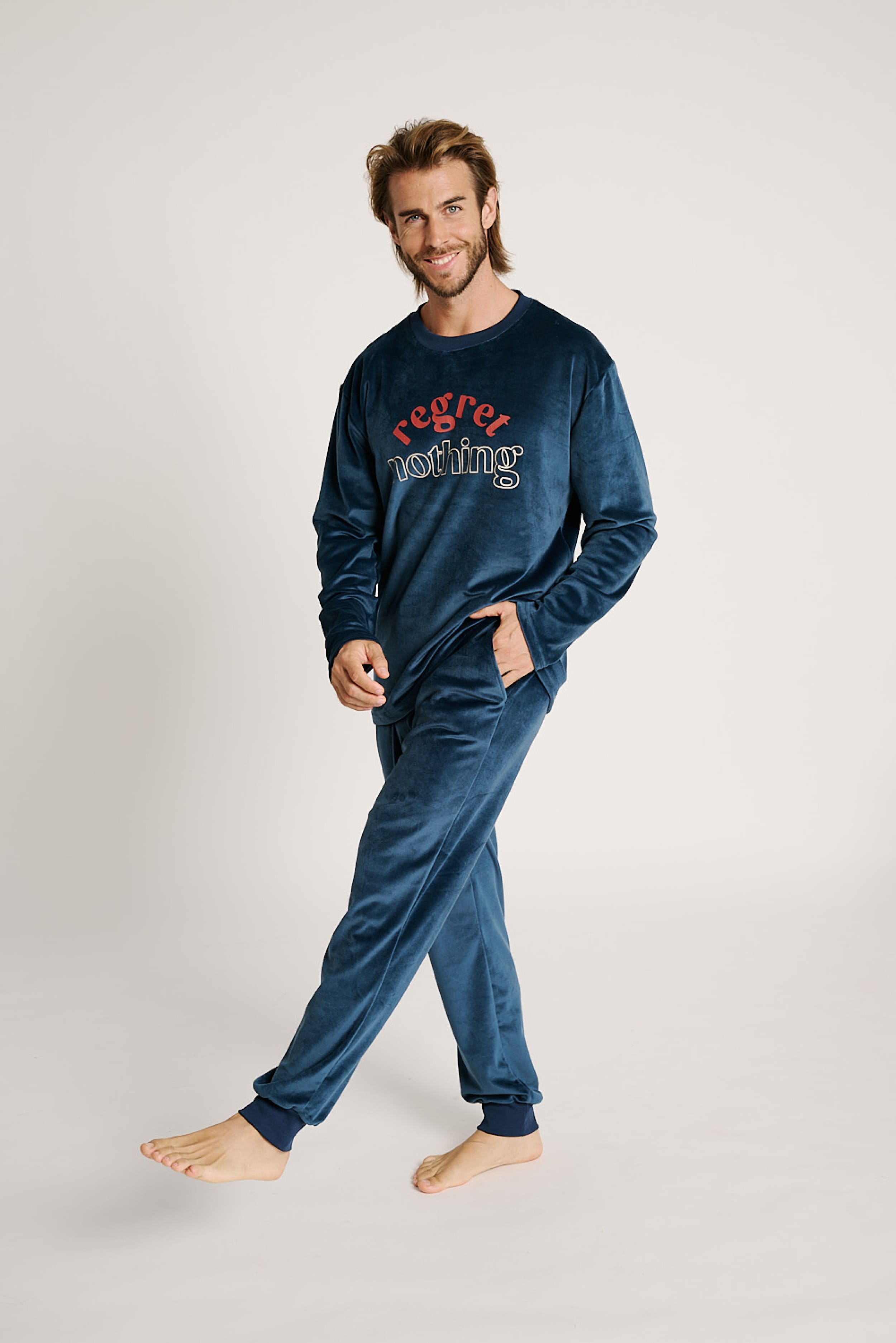 13011045-4-pijama-largo-hombre-efecto-terciopelo-regret-nothing