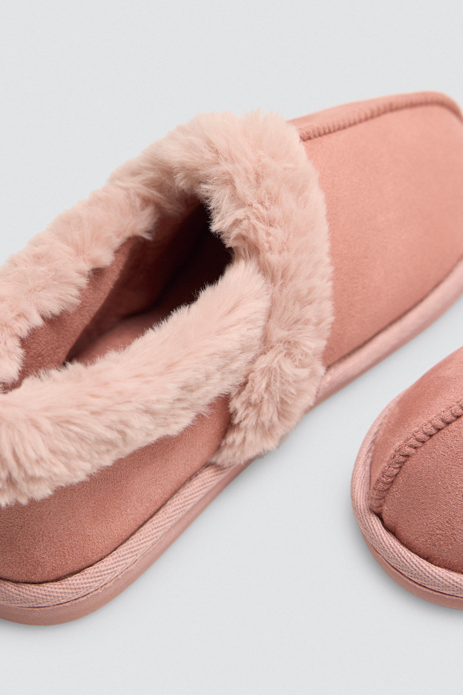 14163-4-zapatillas-de-casa-mujer-detalles-pelo-rosa