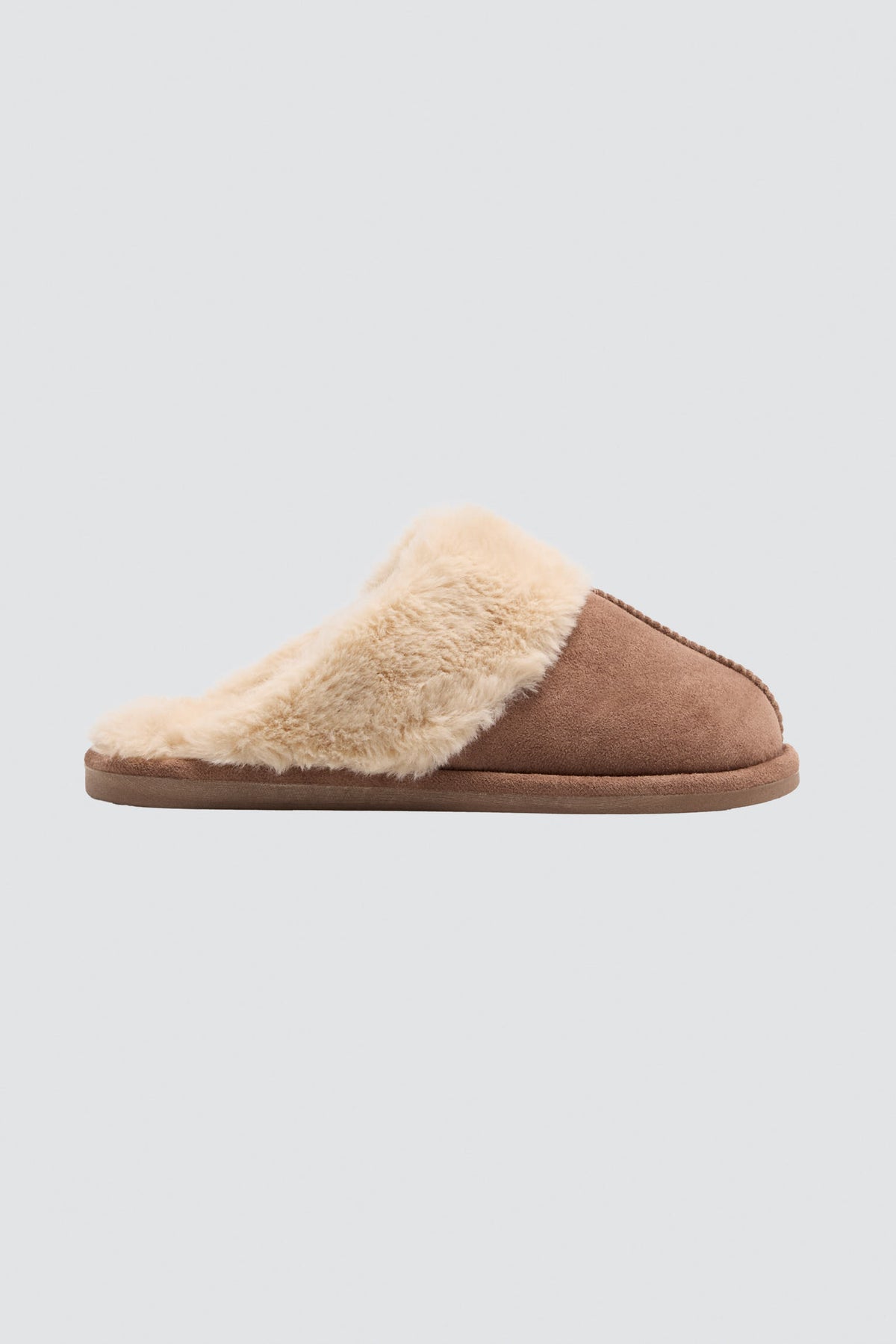 14202-zapatillas-de-casa-mujer-cerradas-con-pelo-y-hebilla-grises