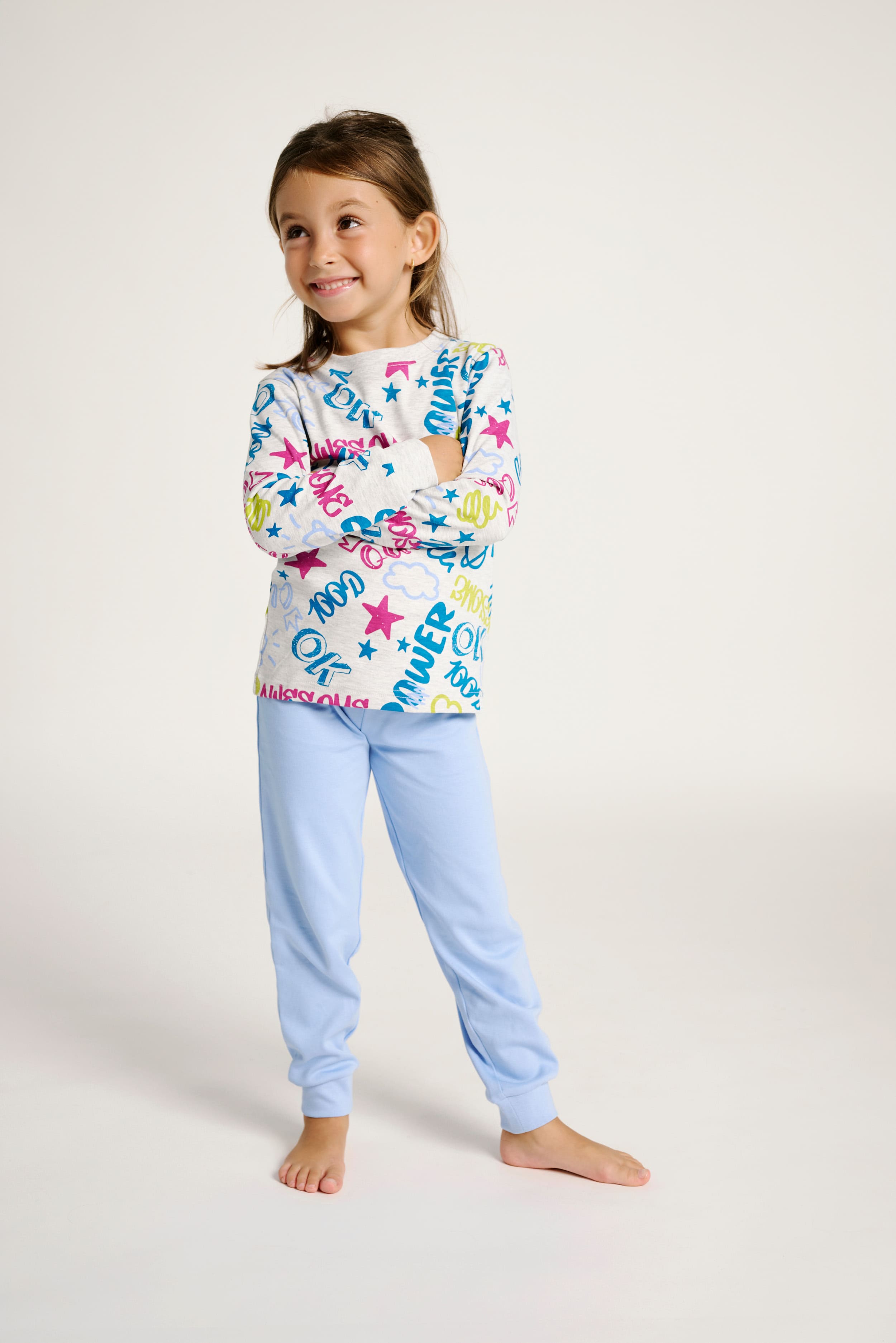 16011008-1-pijama-infantil-estampado-palabras-multicolor