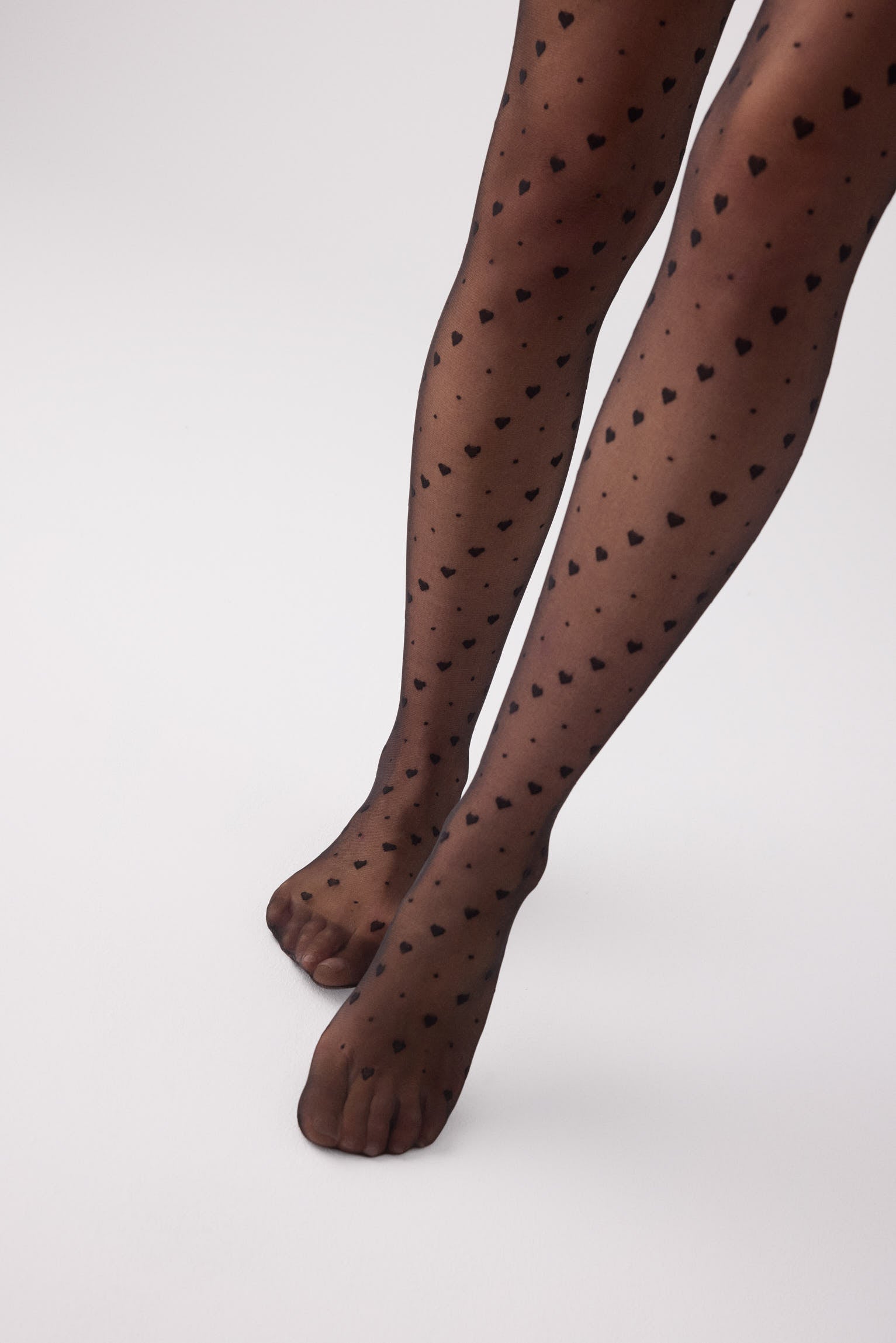 16644-NEGRO-panty-mujer-20-denier-estampado-puntos-y-corazones-negro