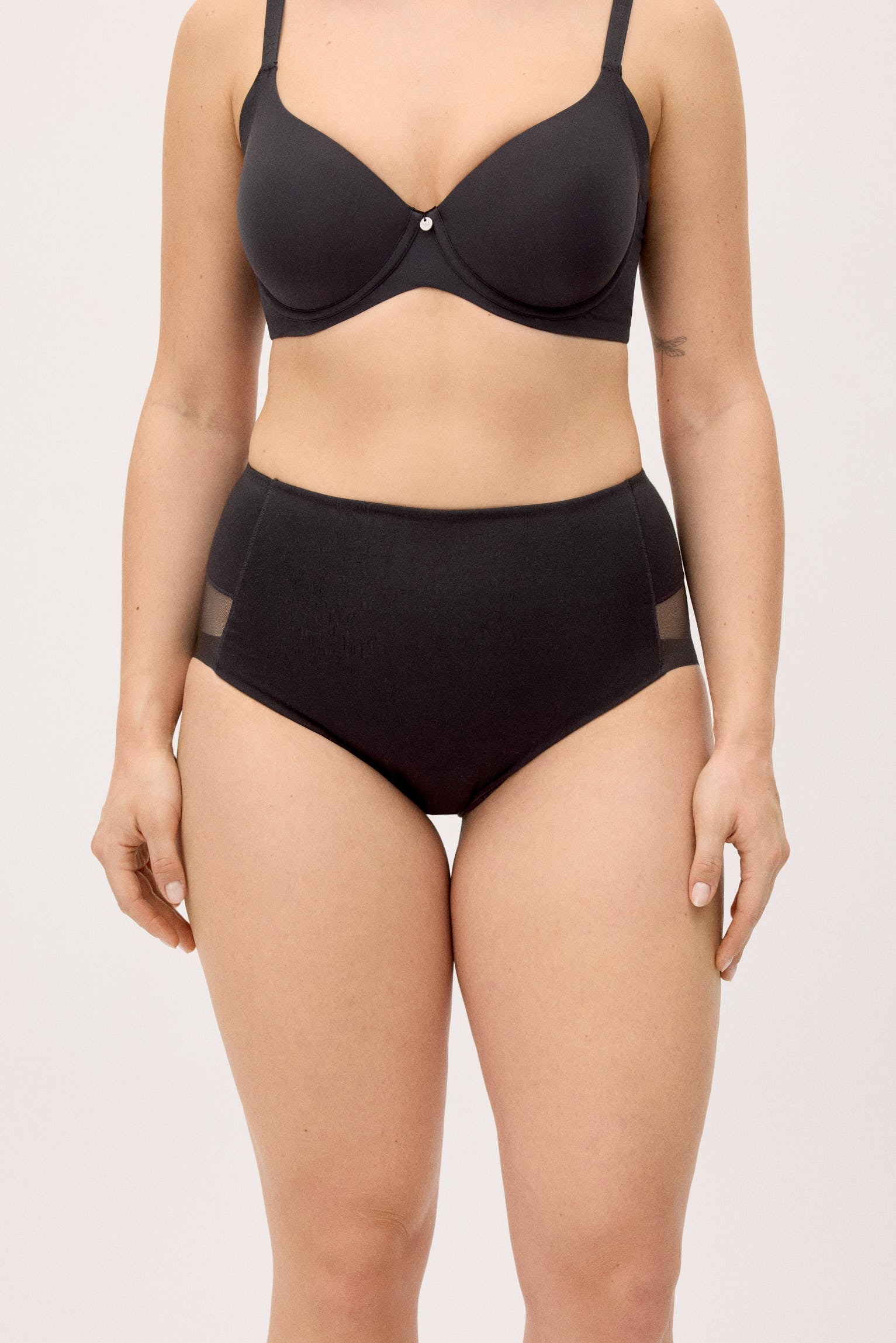 braga-alta-de-control-abdomen-compresion-ligera-negra-ysabel-mora