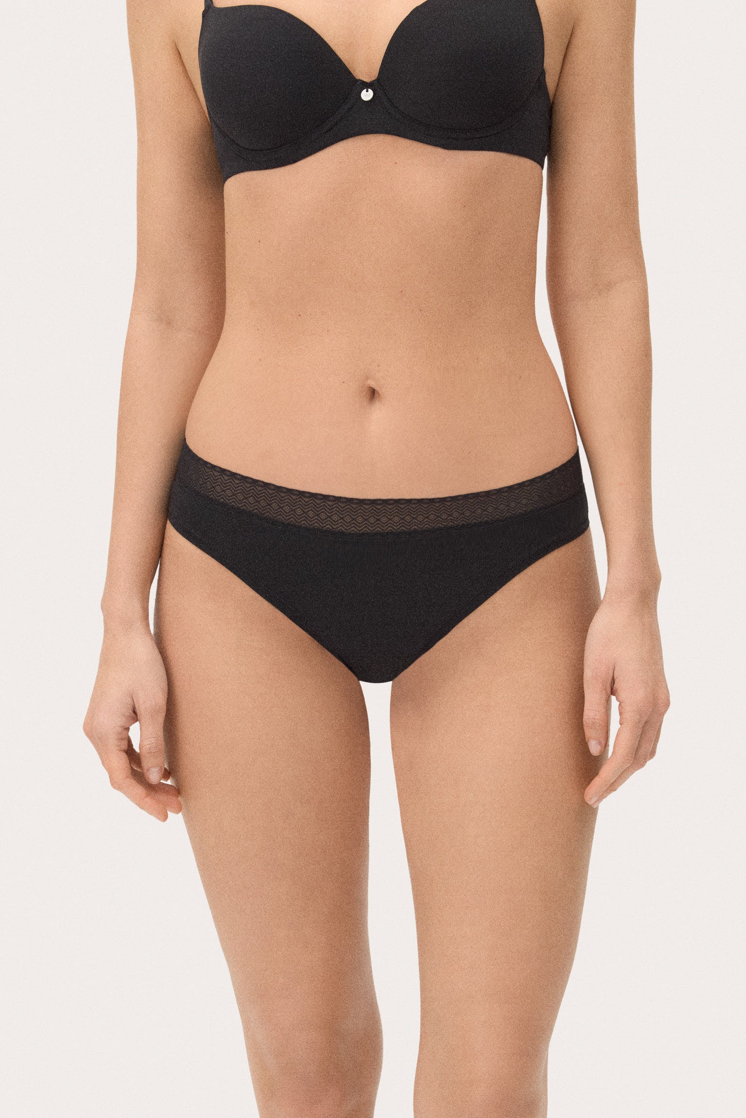 braga-mini-adapt-elastica-con-acabados-invisibles-negra-ysabel-mora