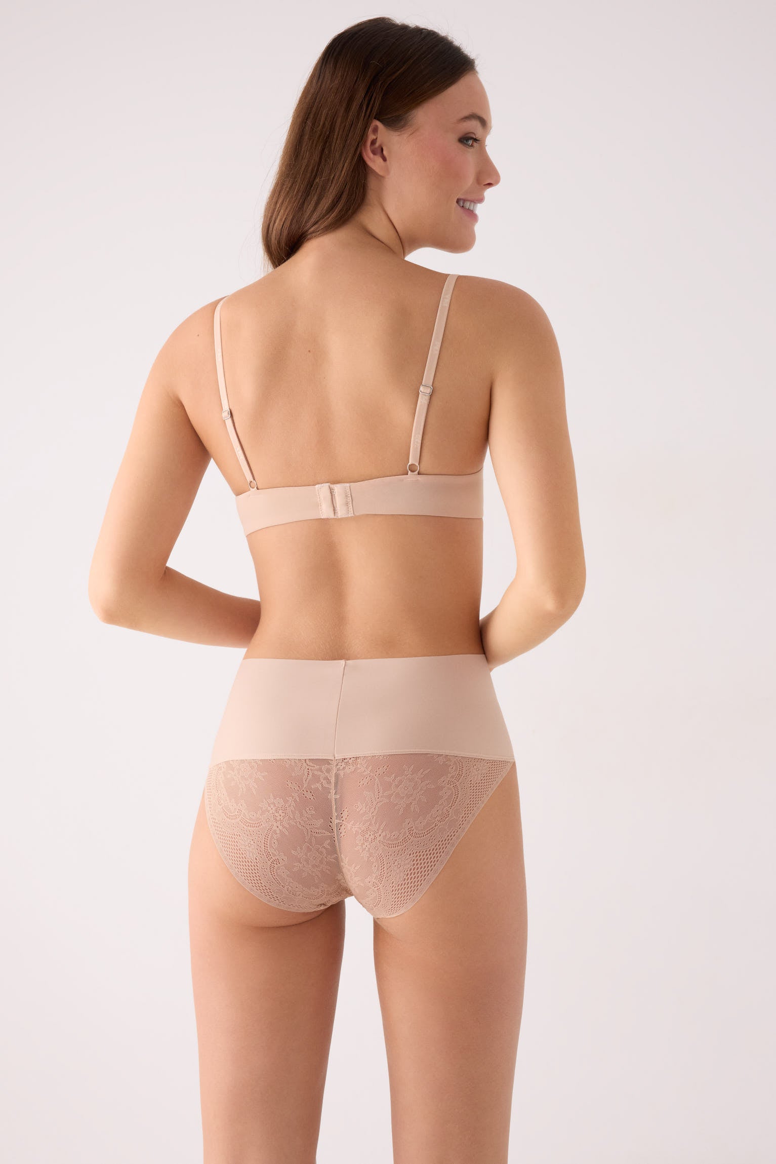 PREORDINE Slip a vita alta taglio laser nude