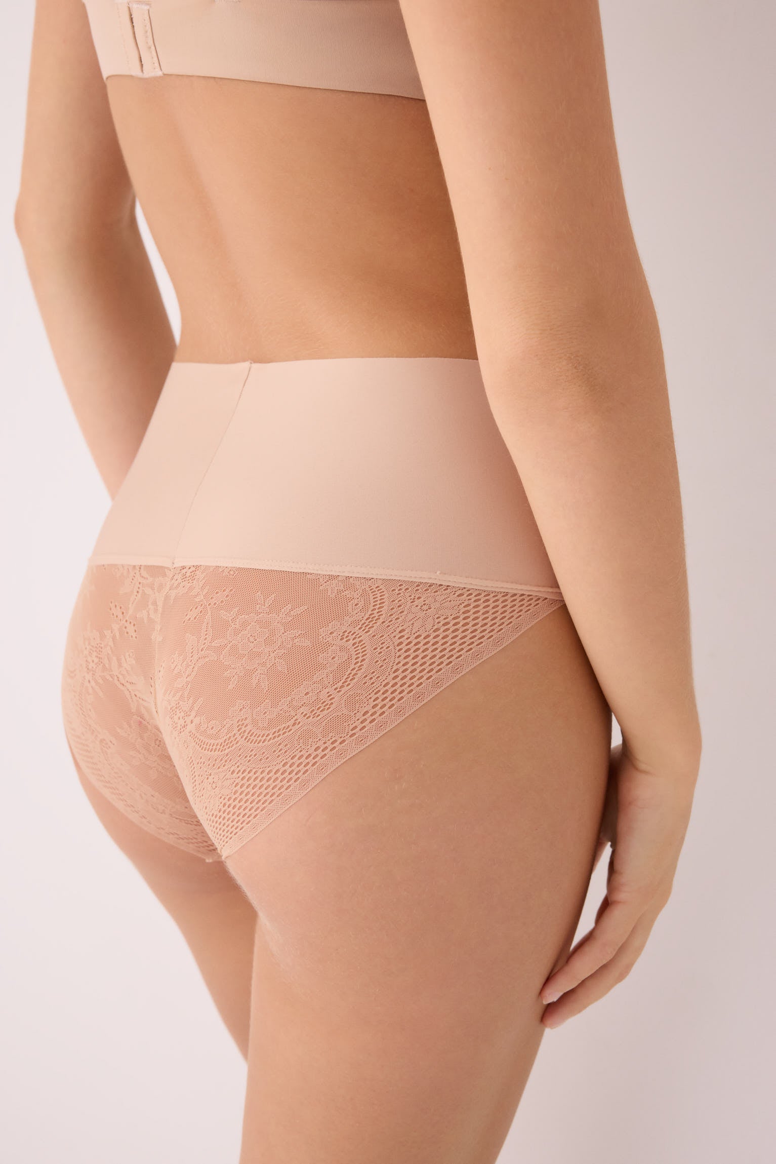 PREORDINE Slip a vita alta taglio laser nude
