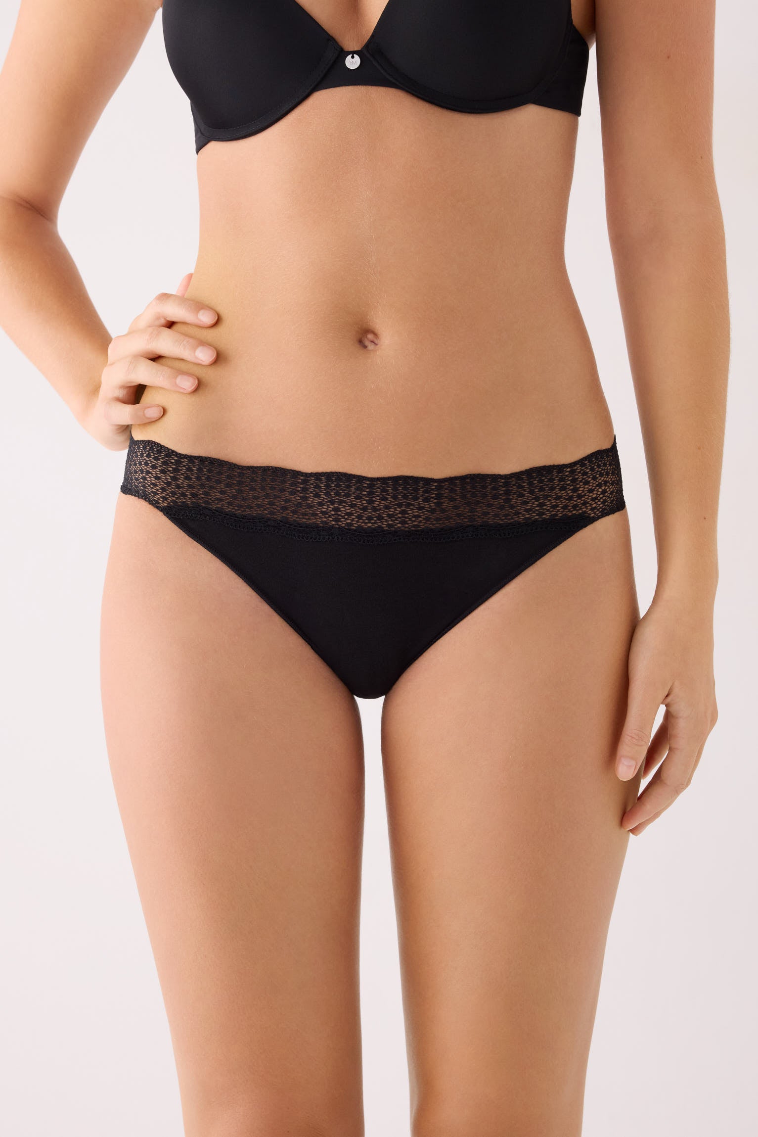 Slip mini in cotone con bordo in pizzo nero