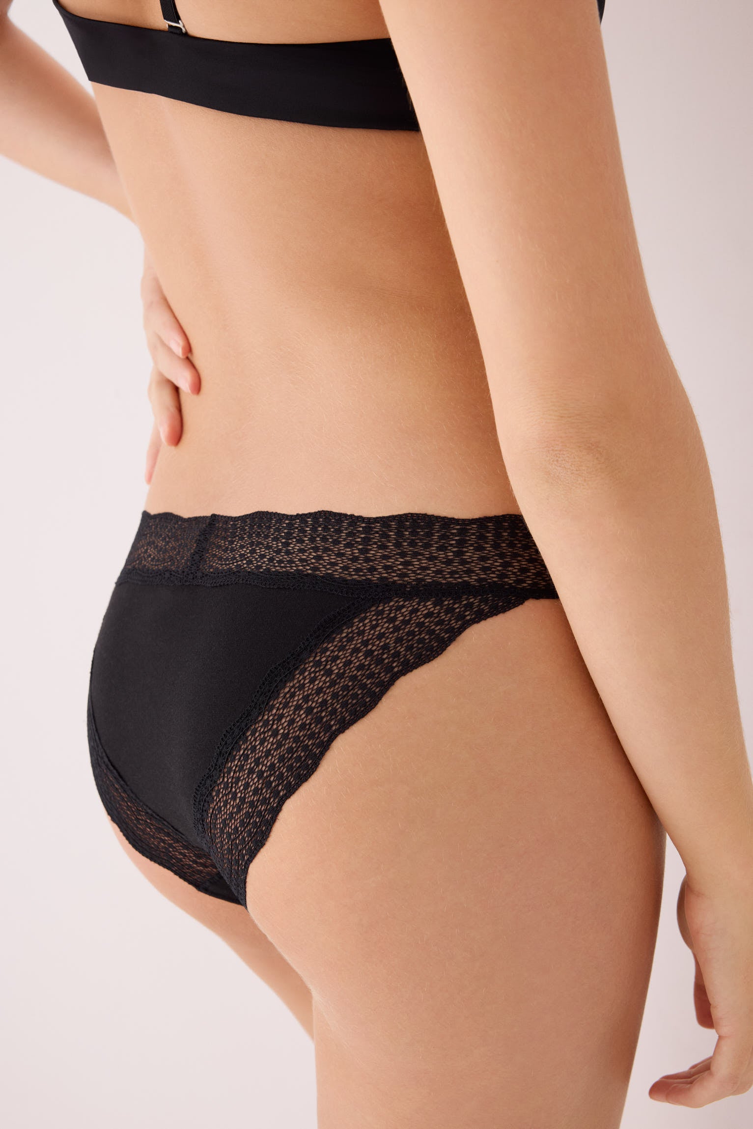 Slip mini in cotone con bordo in pizzo nero