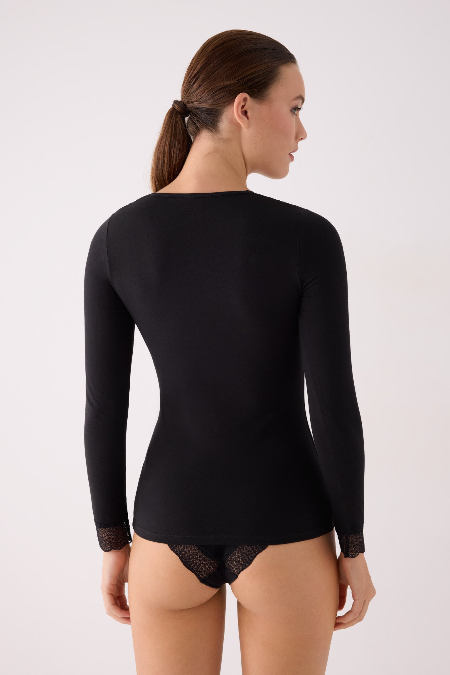 Maglia manica lunga con dettagli di pizzo nero