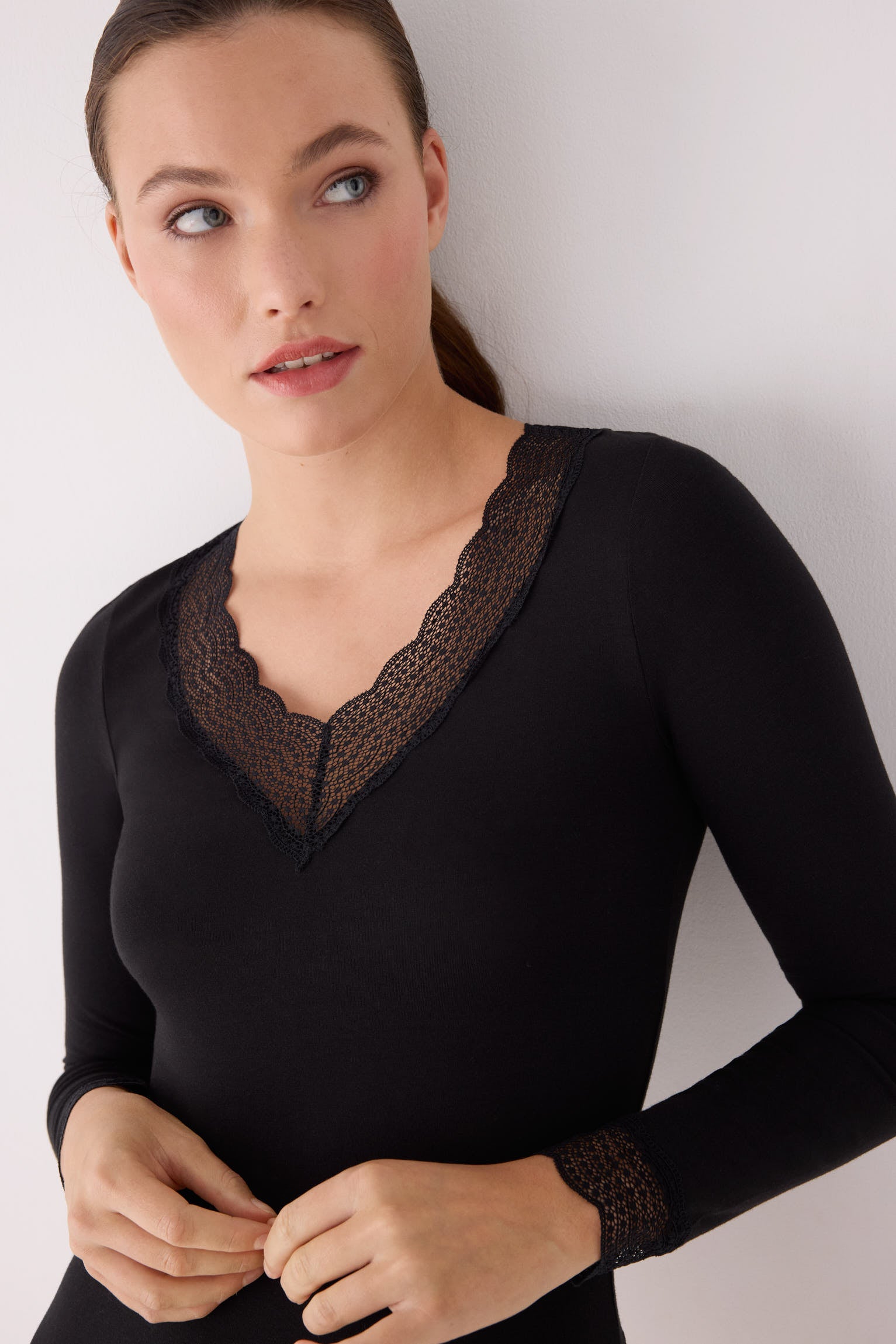 Maglia manica lunga con dettagli di pizzo nero