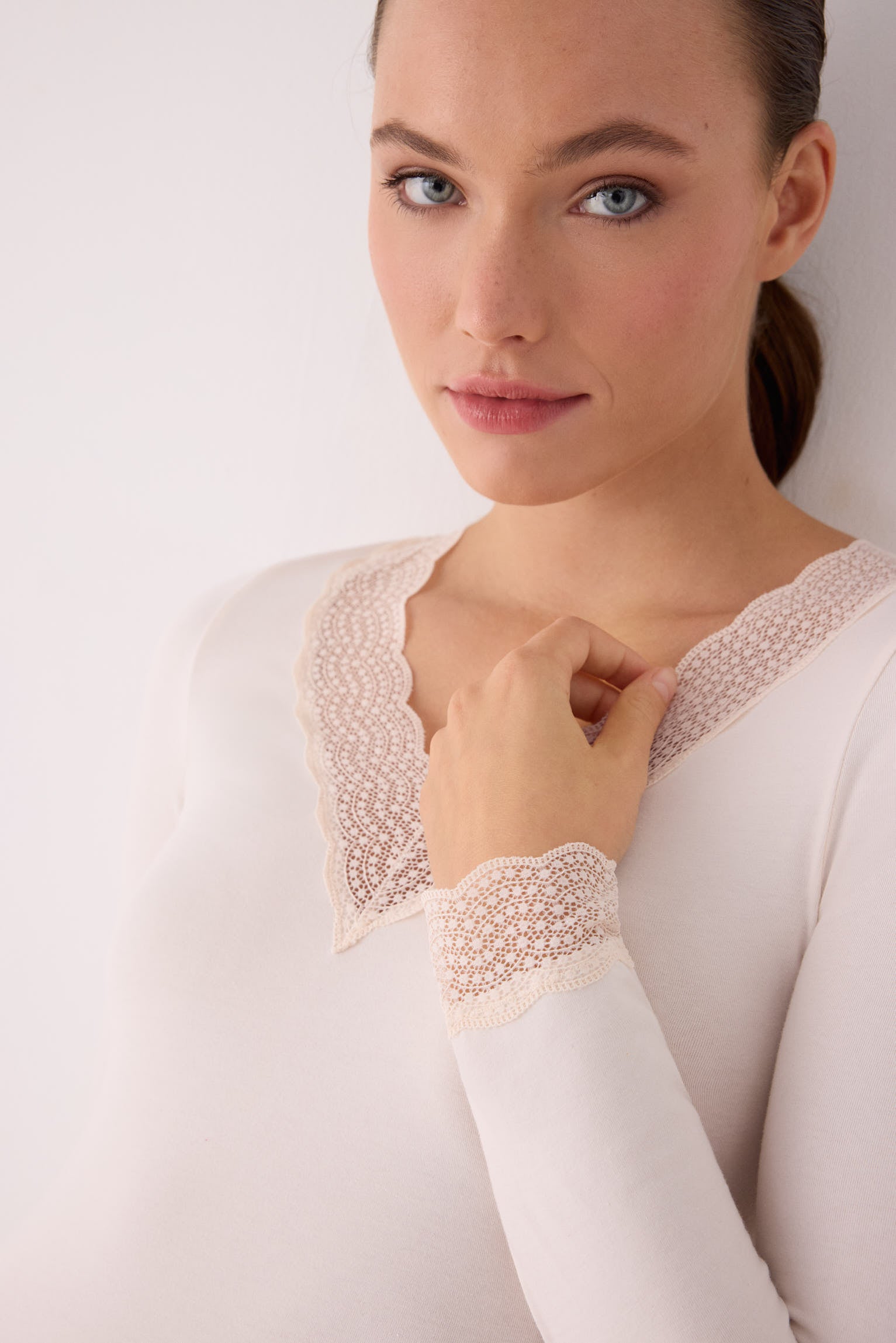 Maglia manica lunga con dettagli di pizzo avorio