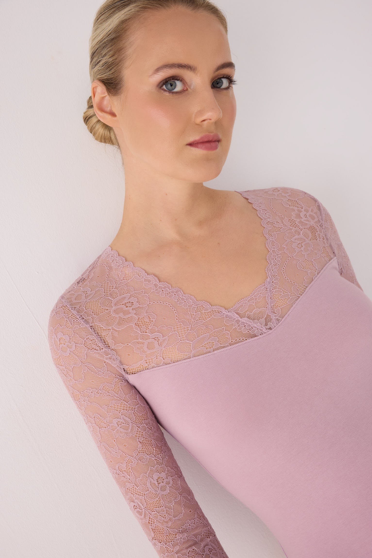 Maglia manica lunga scollo e maniche di pizzo rosa