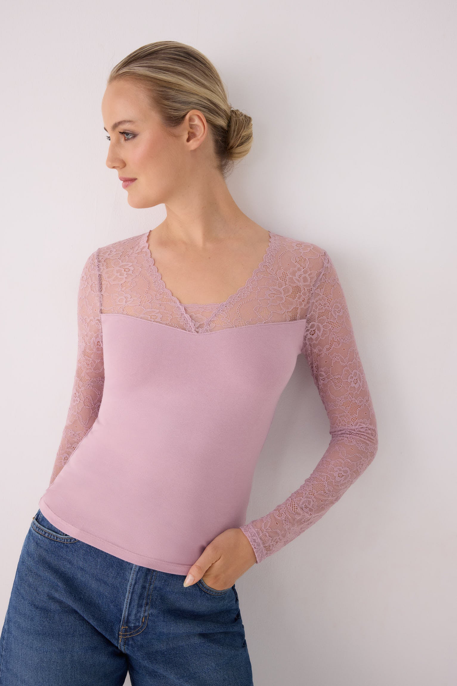 Maglia manica lunga scollo e maniche di pizzo rosa