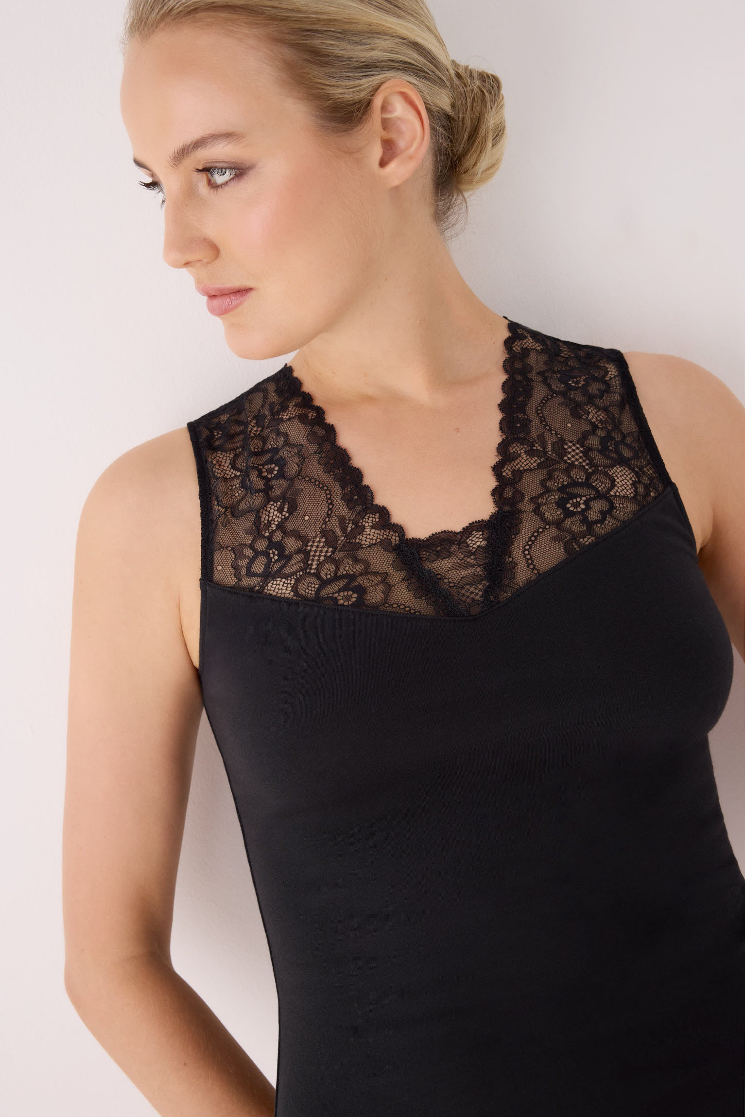 Maglia spalline anchos scollo di pizzo nero