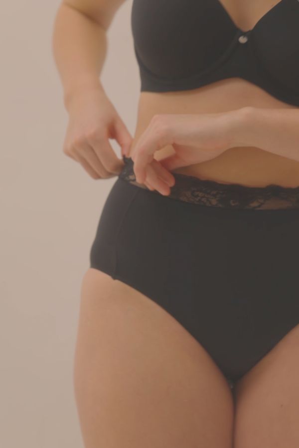 Slip altamente contenitiva con dettagli in pizzo nero
