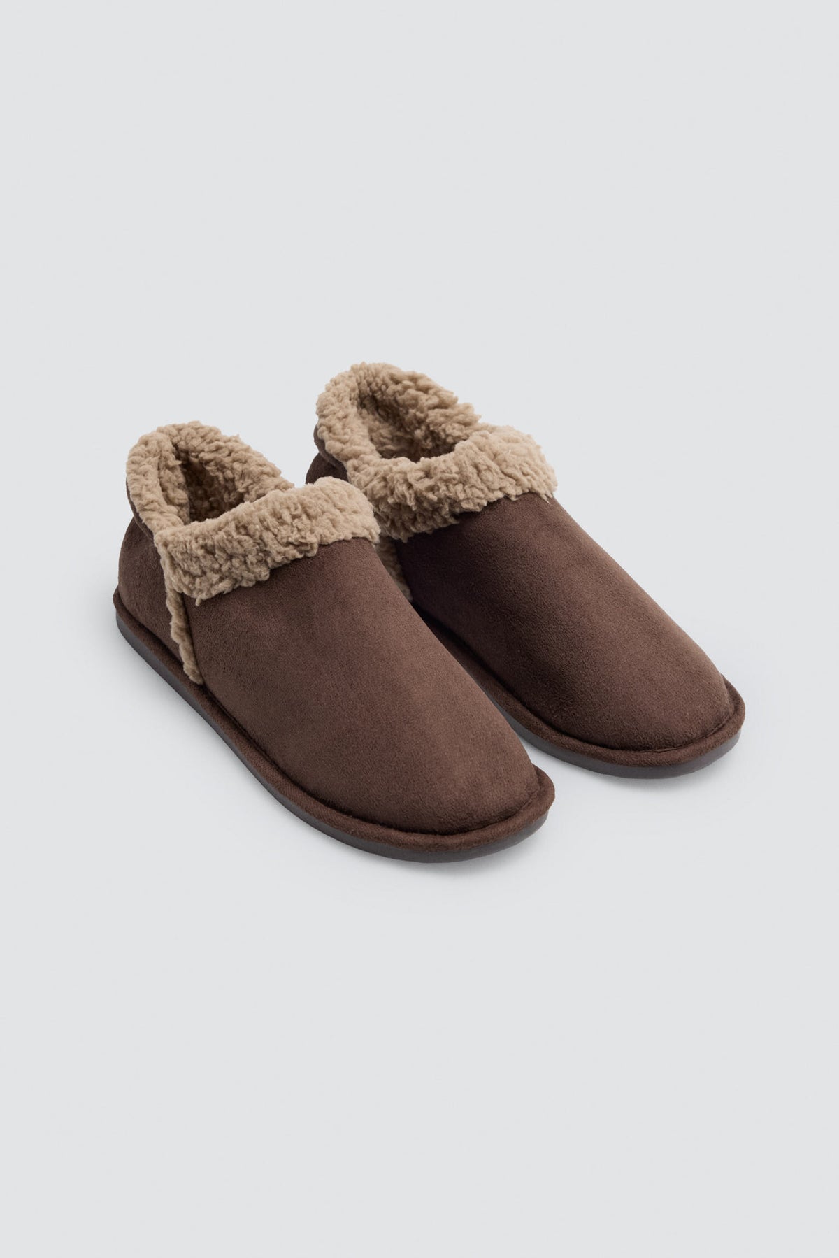 Botas de casa con borreguito marrón
