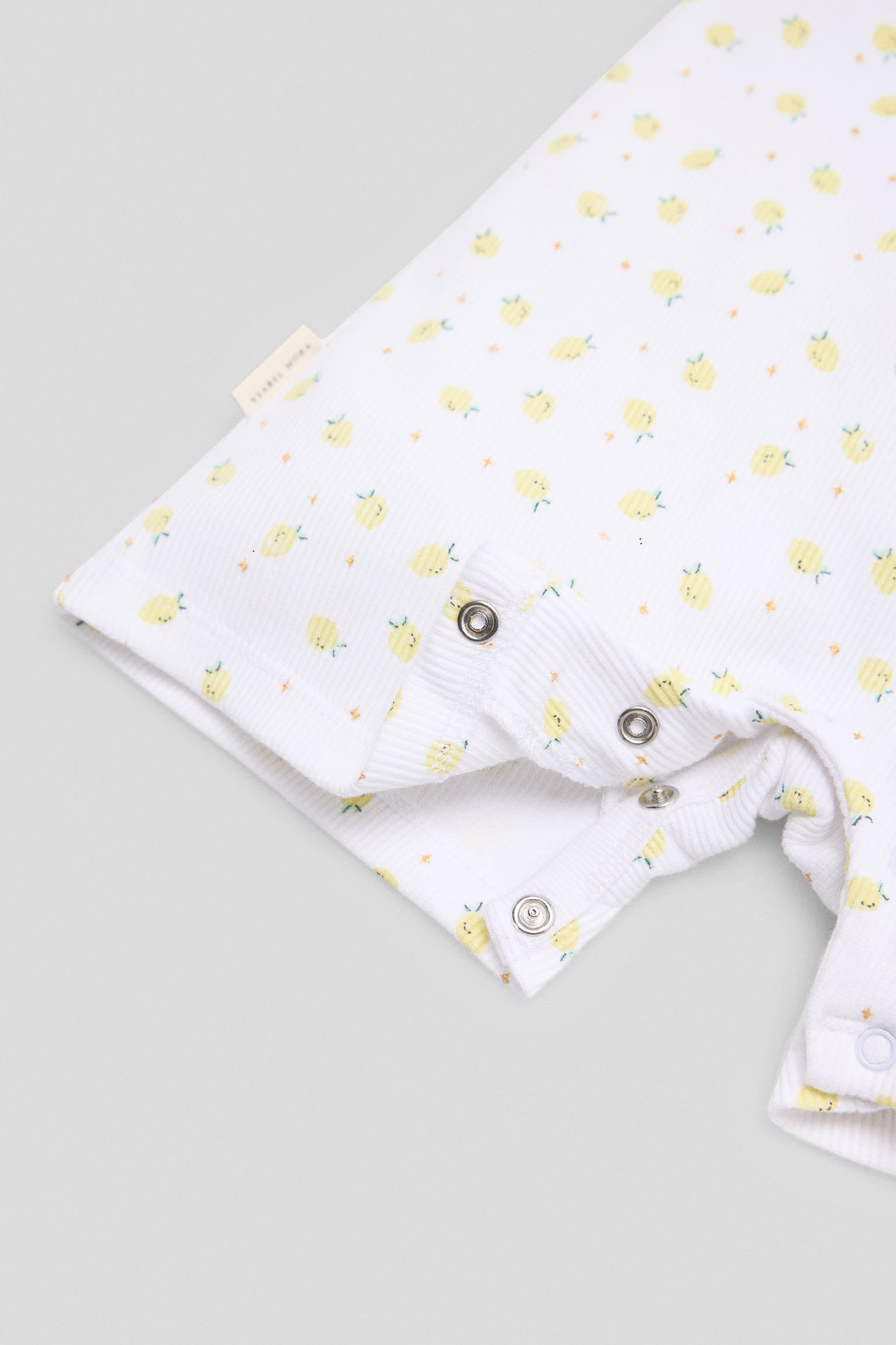 Peto bebé sin mangas estampado limones - Ysabel Mora