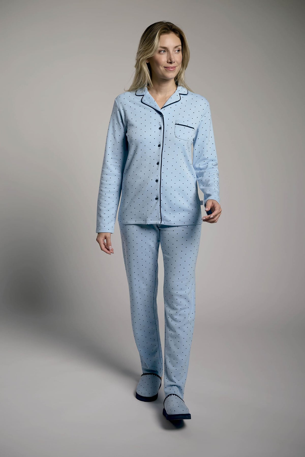 26204-pijama-largo-afelpado-mujer-camisero-estampado-lunares-azul