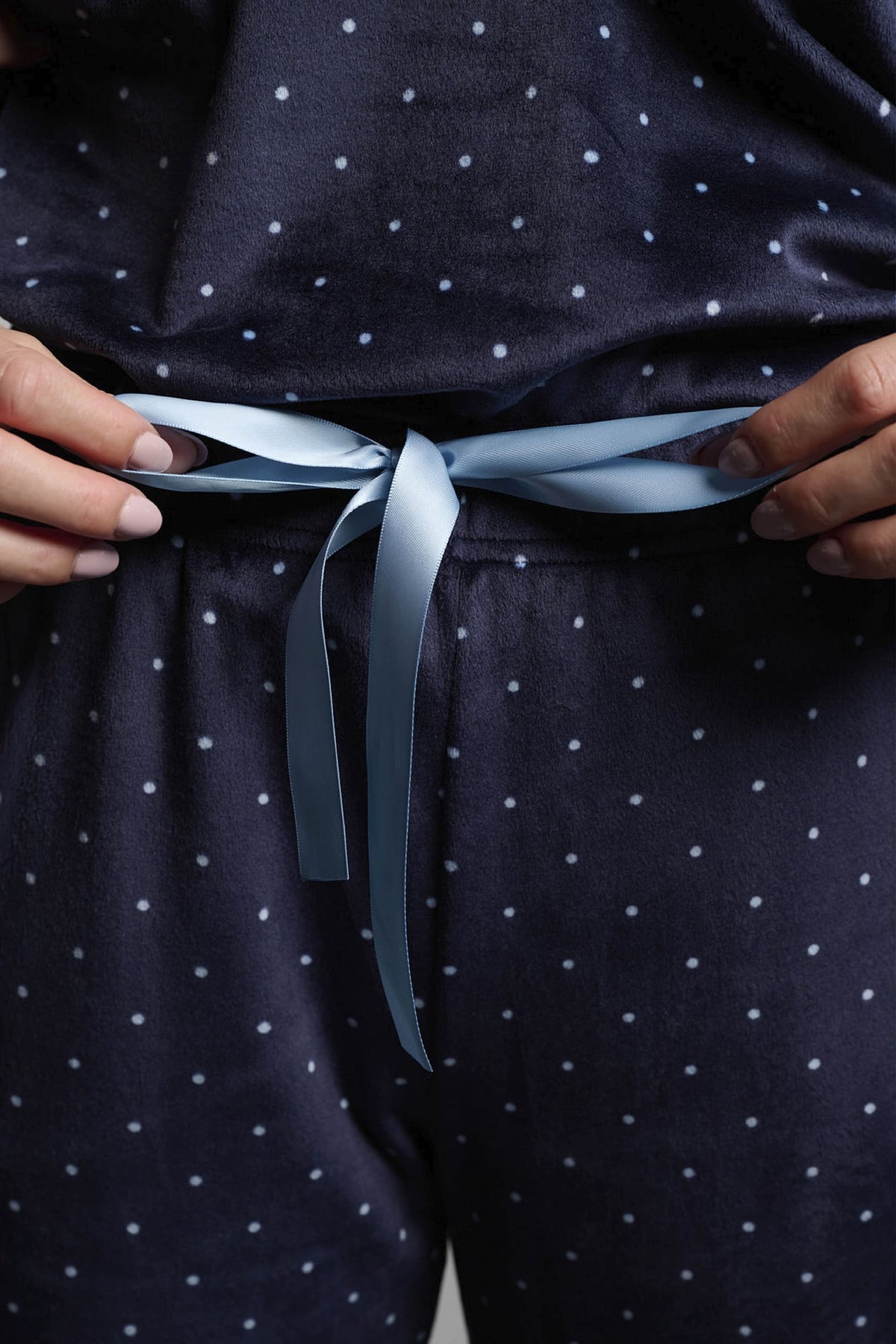 26206-pijama-largo-de-terciopelo-mujer-marino-estampado-lunares