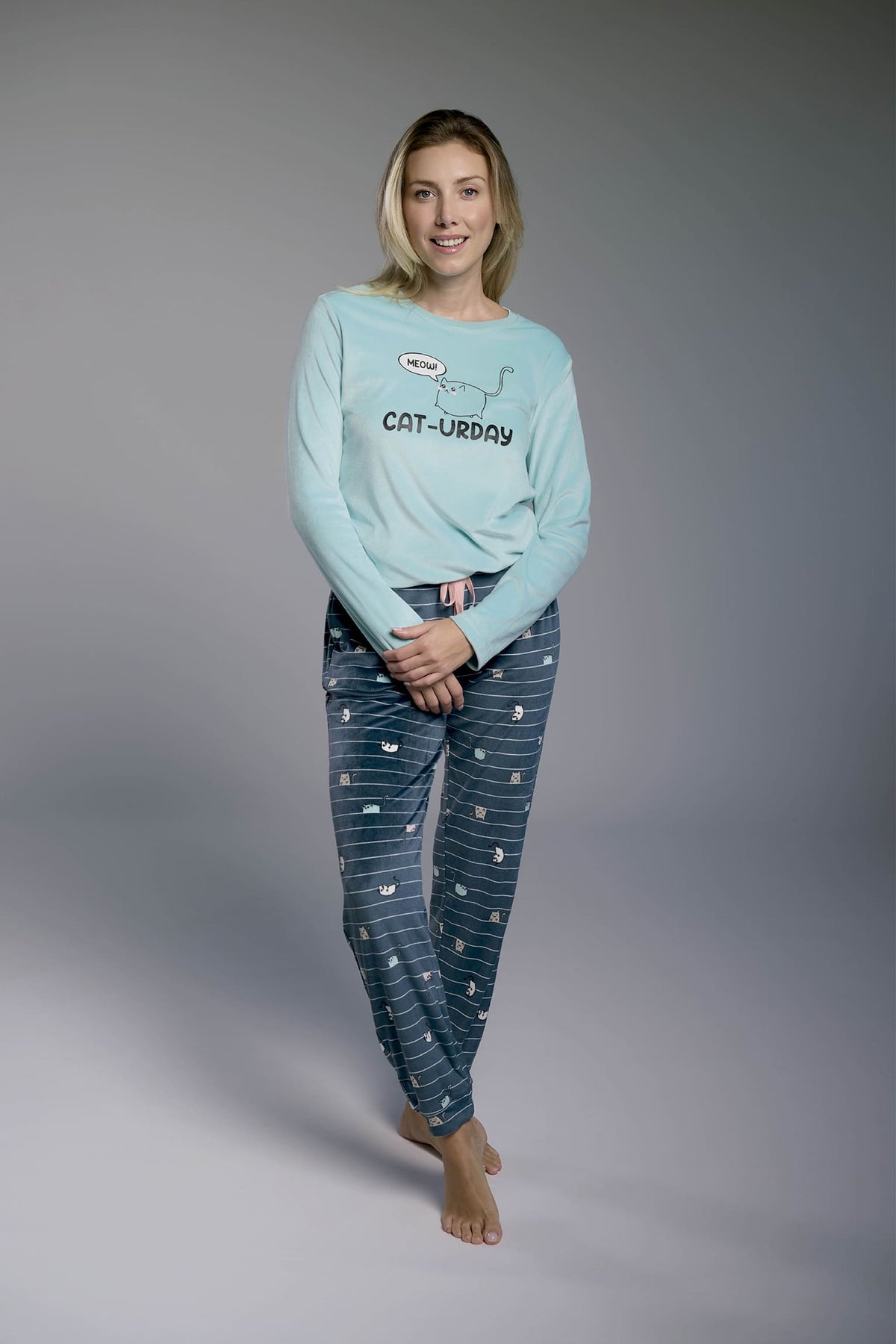 26230-pijama-largo-de-terciopelo-mujer-azul-estampado-gatos
