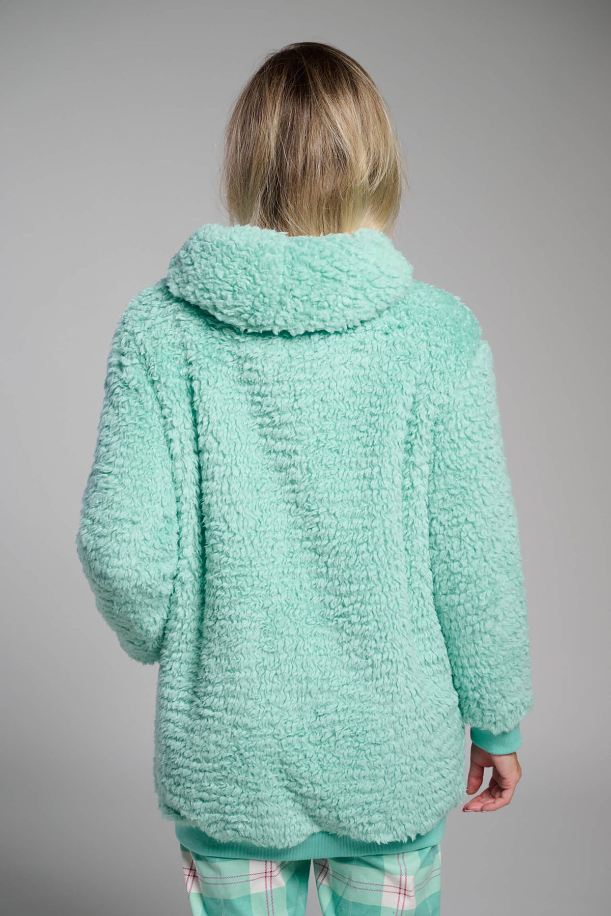 Bata corta polar de borreguito verde para mujer con botones, diseño suave y cómodo para los meses fríos.