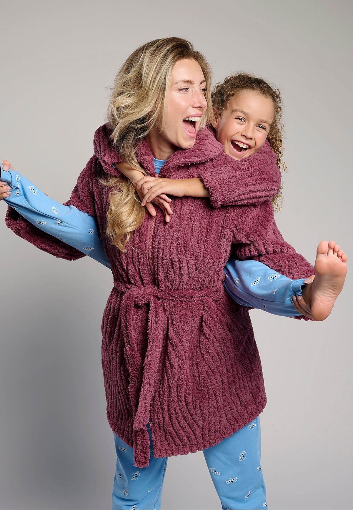 Bata bambino polar coralina bambina con cuello y relieve rosa