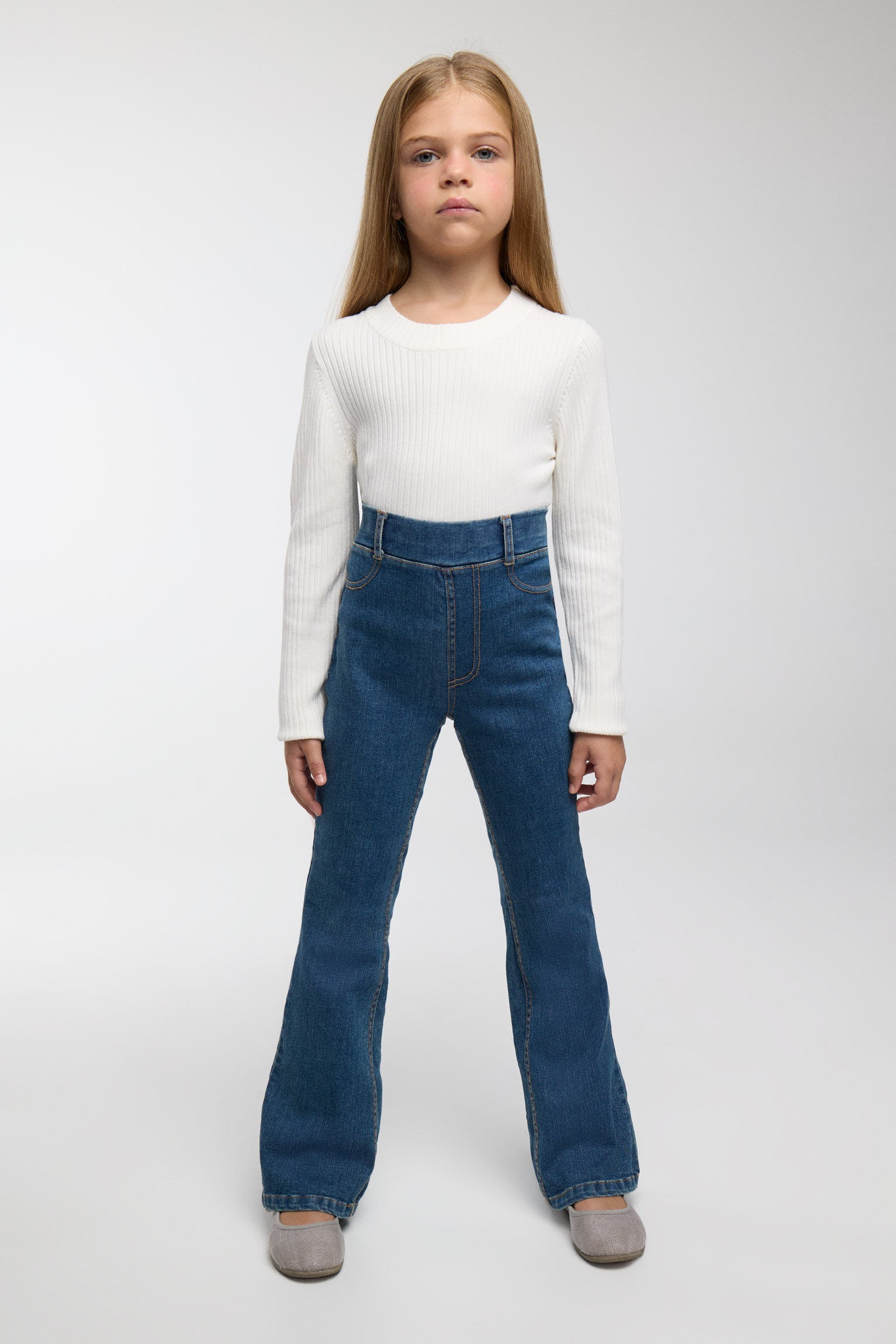 Pantalón bambina vaquero acampanado