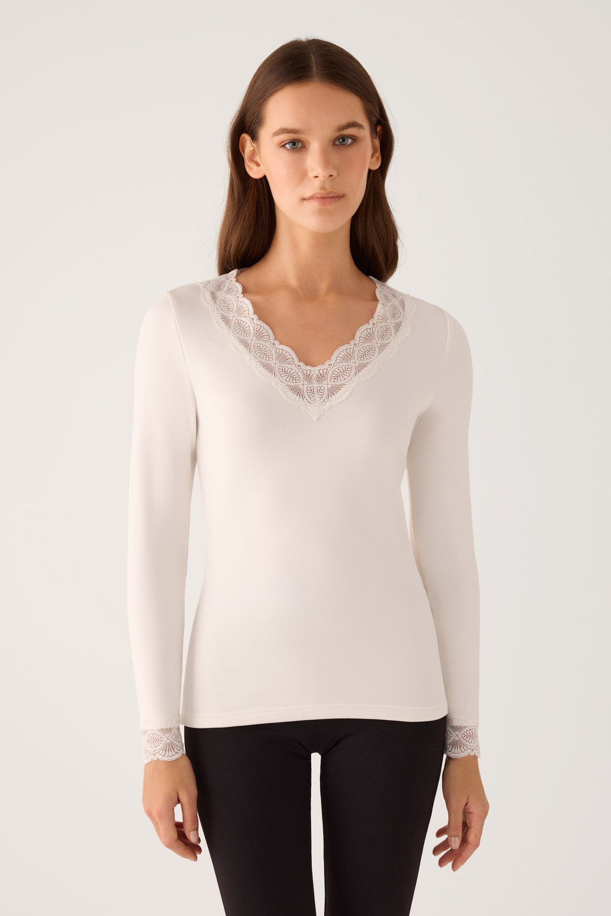 T-shirt termica da donna a maniche lunghe con pizzo su scollo e polsini, avorio