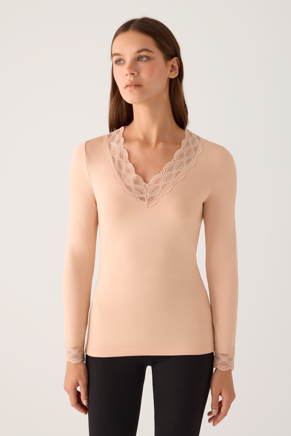 T-shirt termica da donna a maniche lunghe con dettagli in pizzo su scollo e polsini, color nude.