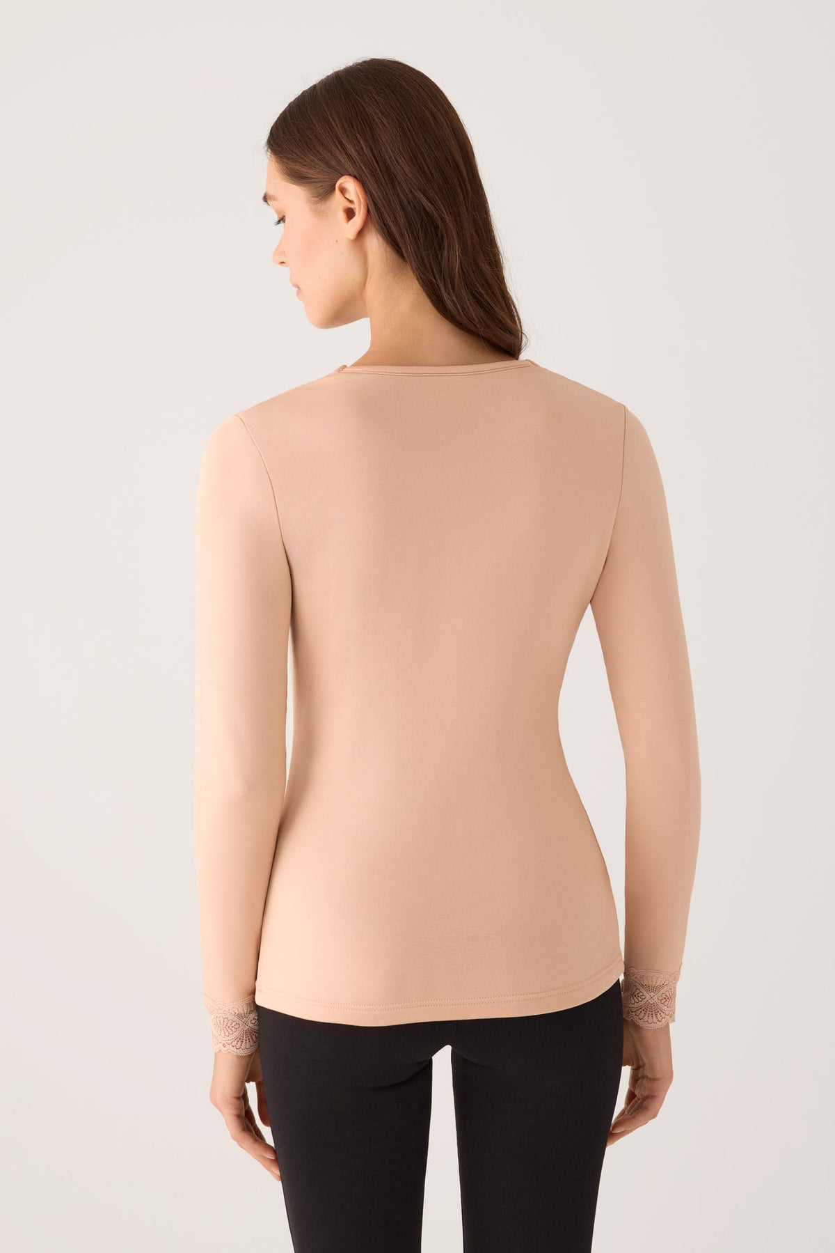 T-shirt termica da donna a maniche lunghe con dettagli in pizzo su scollo e polsini, color nude.