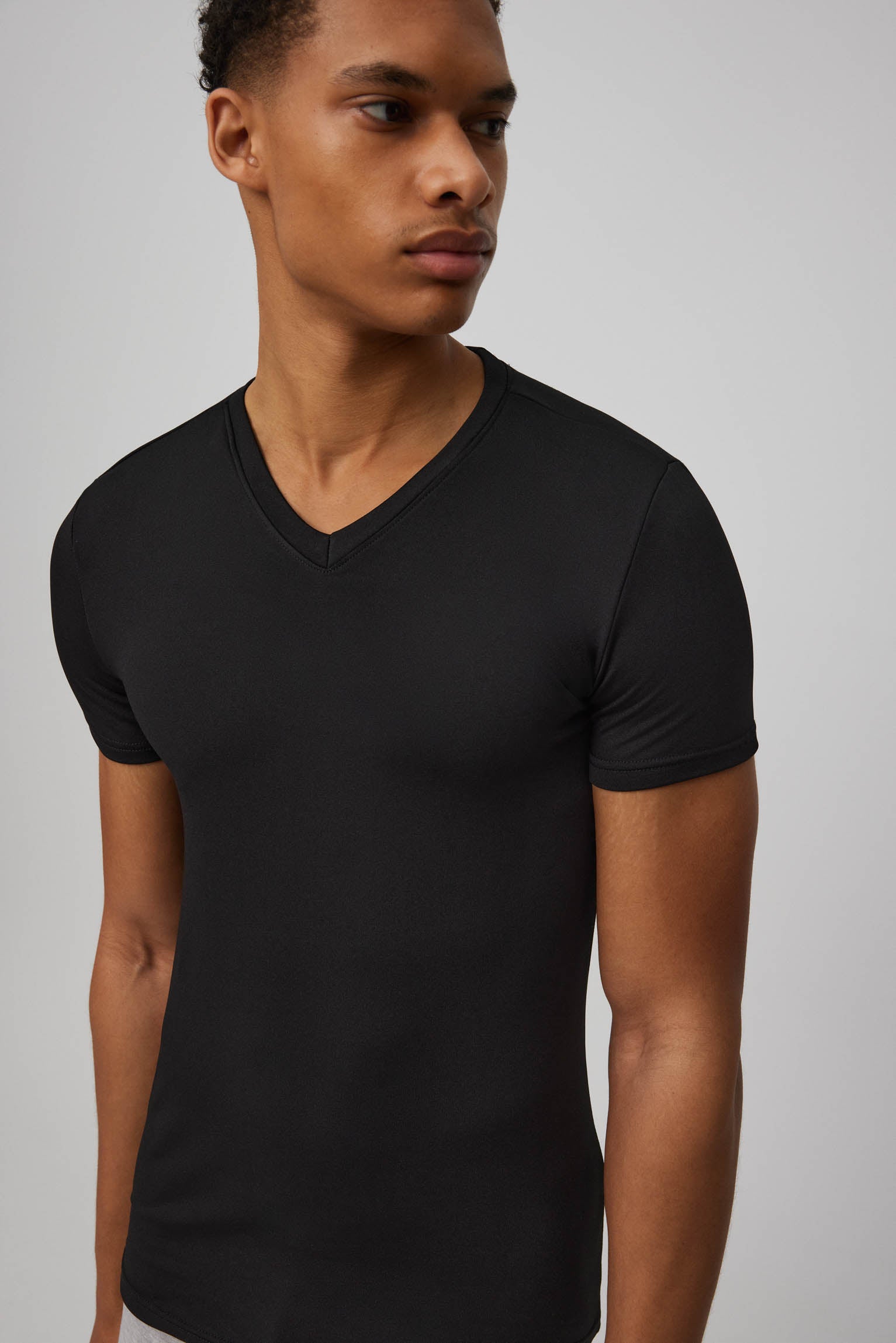 70100-2-camiseta-termica-cuello-pico-ysabel-mora - Negro