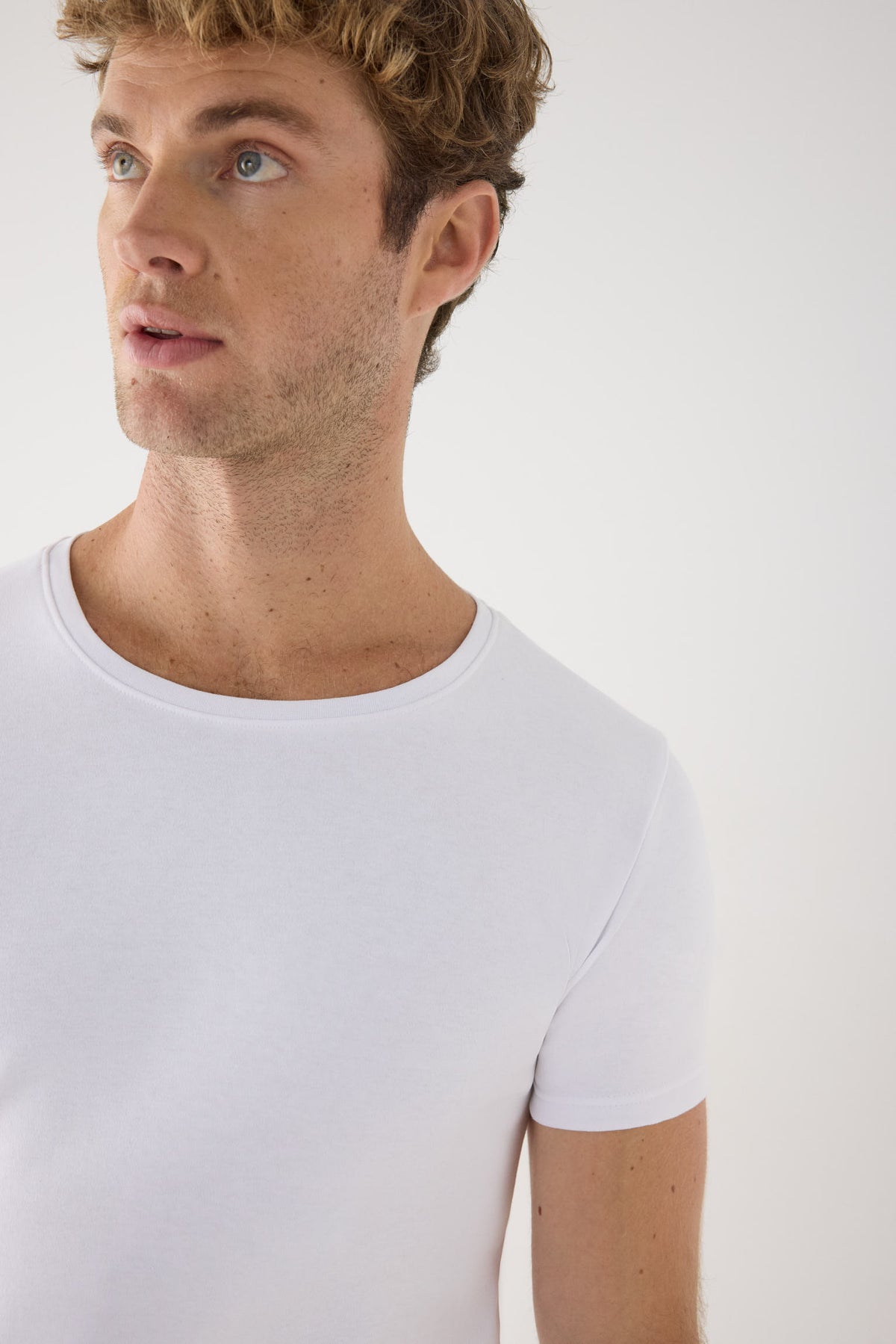 T-shirt da uomo a maniche corte in cotone bianco, leggera e termica.