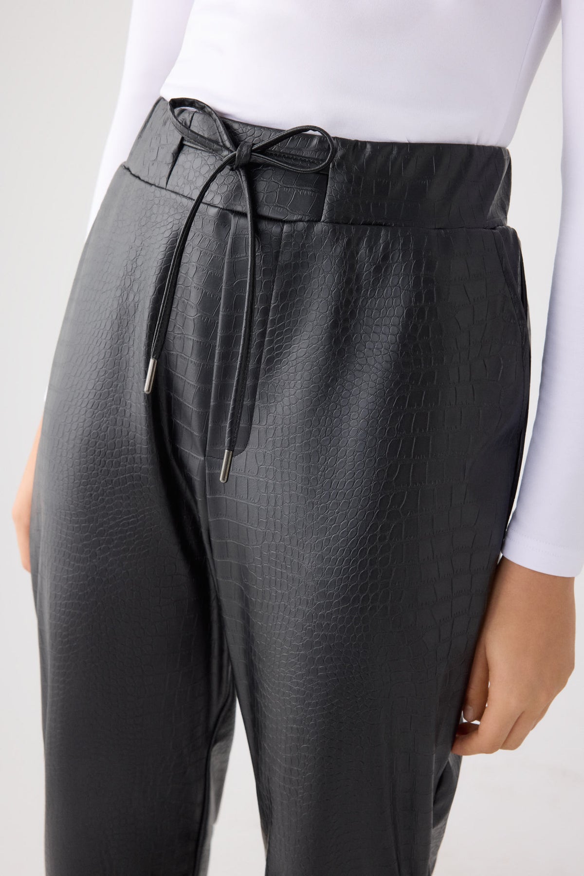 70469-negro-pantalon-mujer-de-tiro-alto-efecto-piel-negro