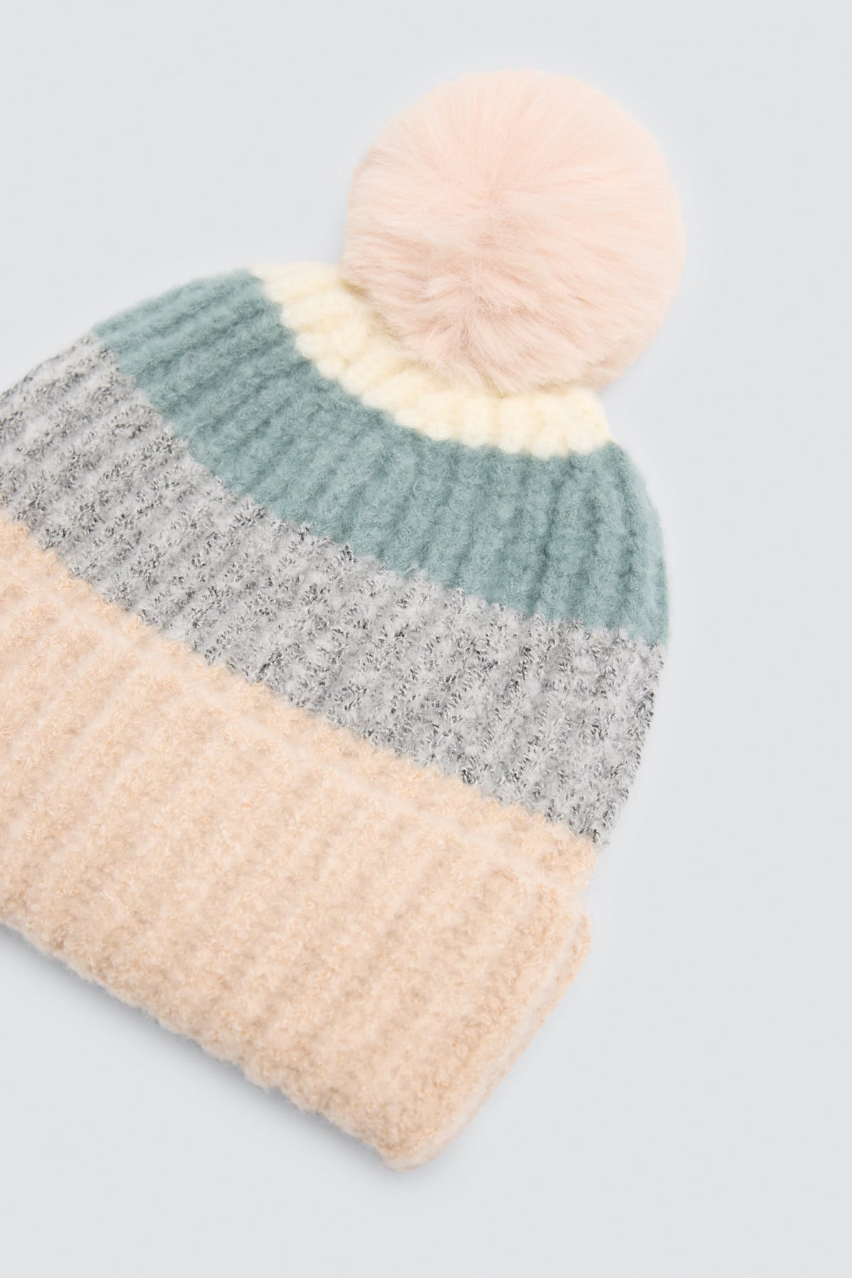 Gorro de punto detalle  pompón con  forro polar multicolor