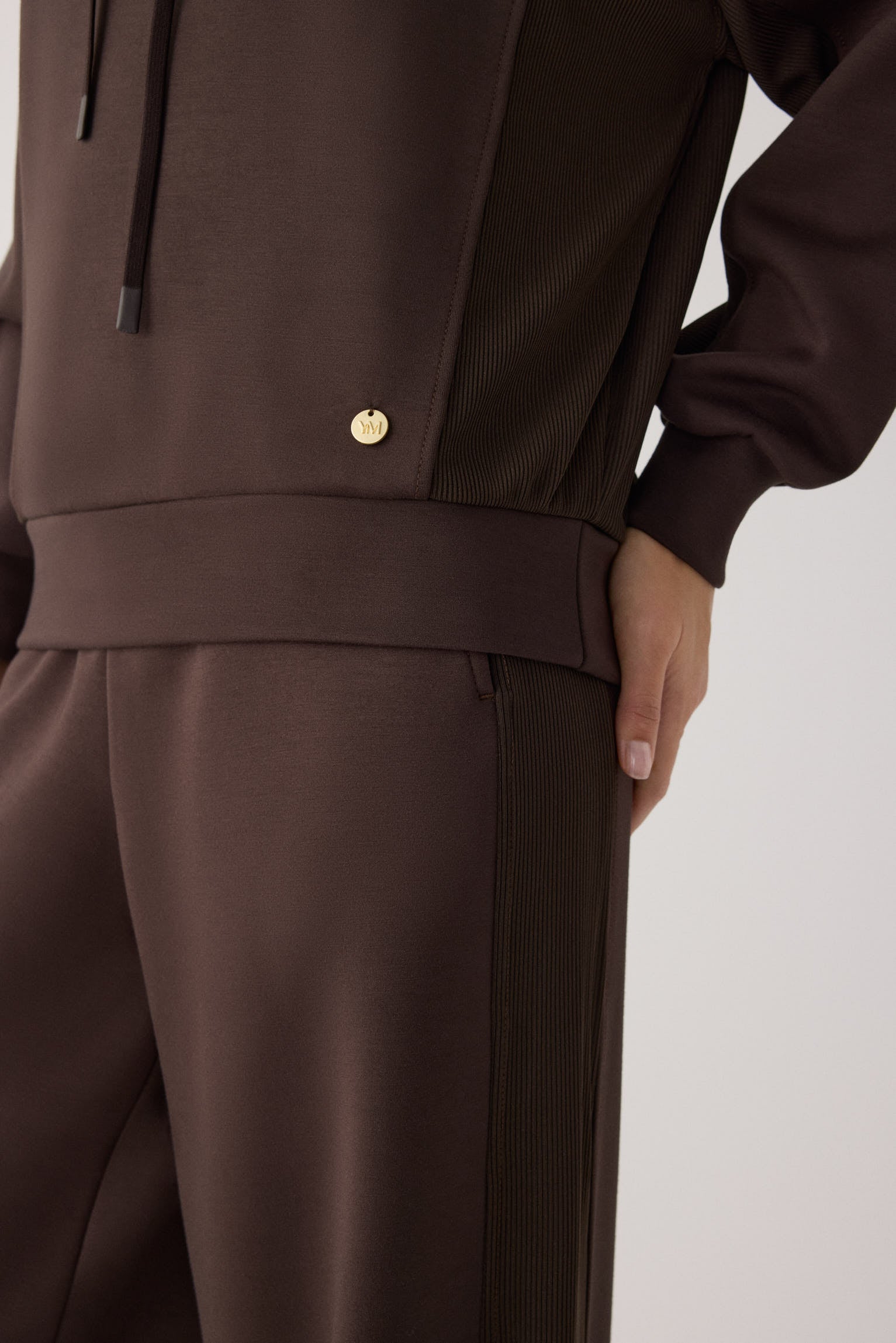 70747-dark-chocolate-pantalones-comodos-anchos-afelpados-tiro-alto-canale-marron-chocolate
