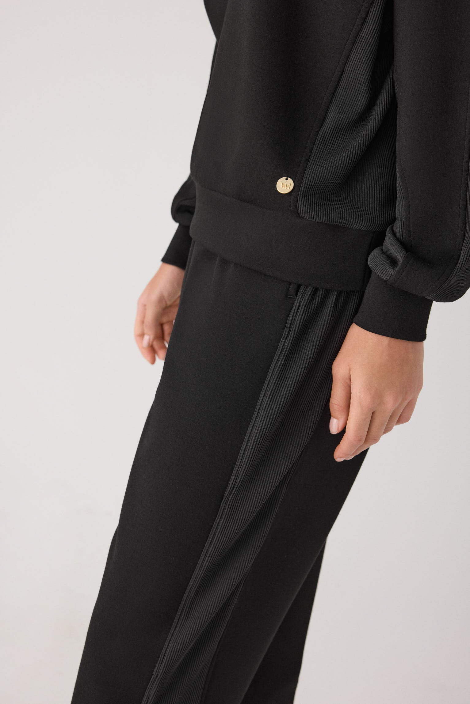 70748-black-pantalones-comodos-jogger-afelpados-tiro-alto-canale-negro