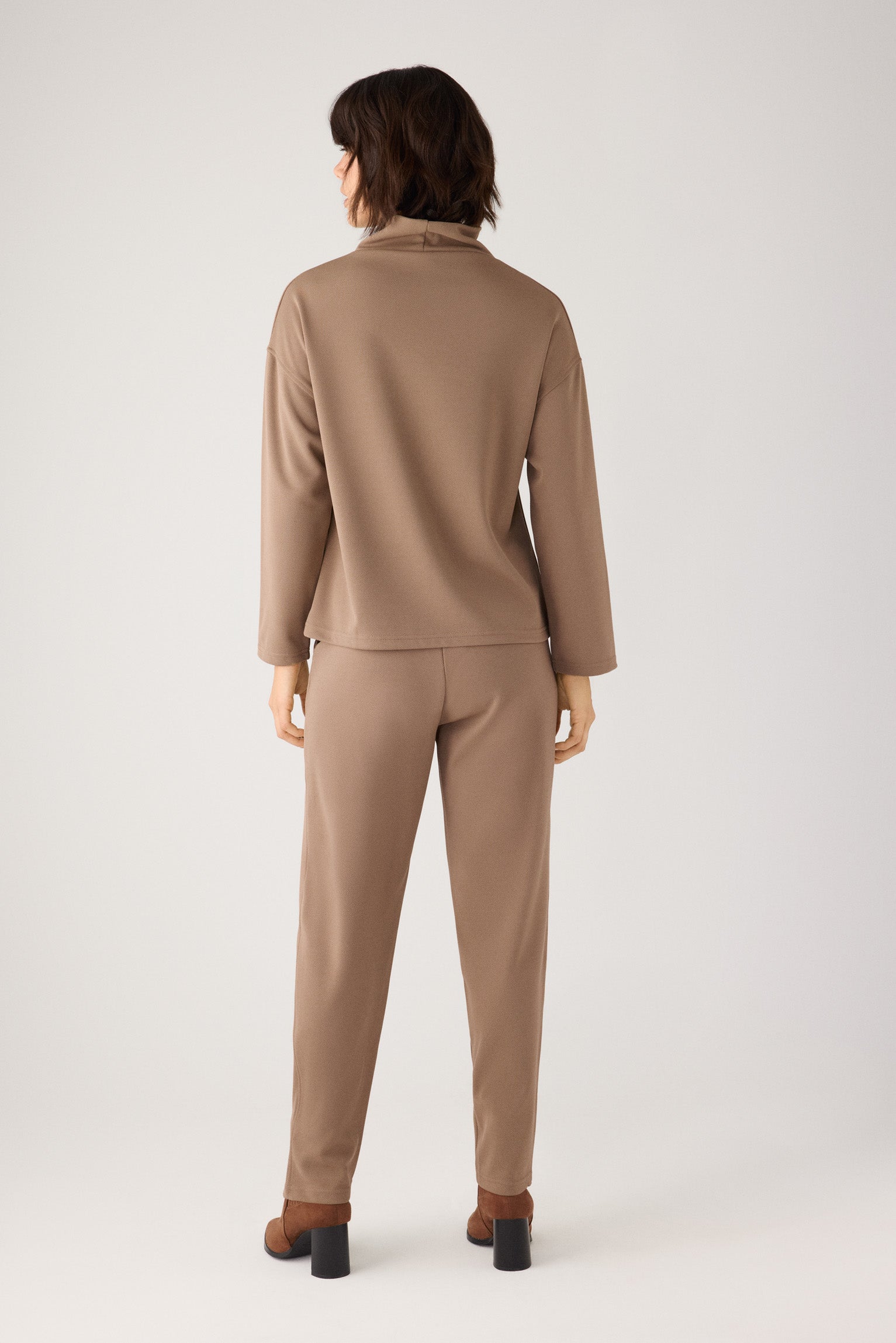 70749-khaki-medio-jersey-comodo-textura-pique-cuello-alto-camel
