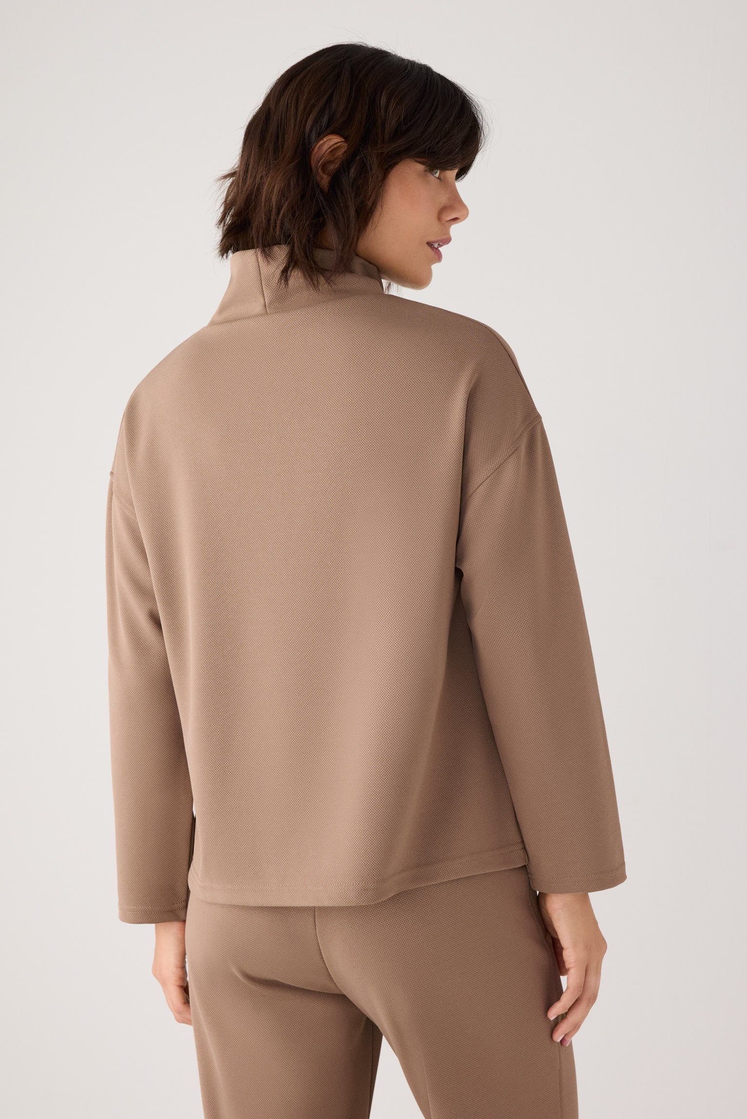 70749-khaki-medio-jersey-comodo-textura-pique-cuello-alto-camel