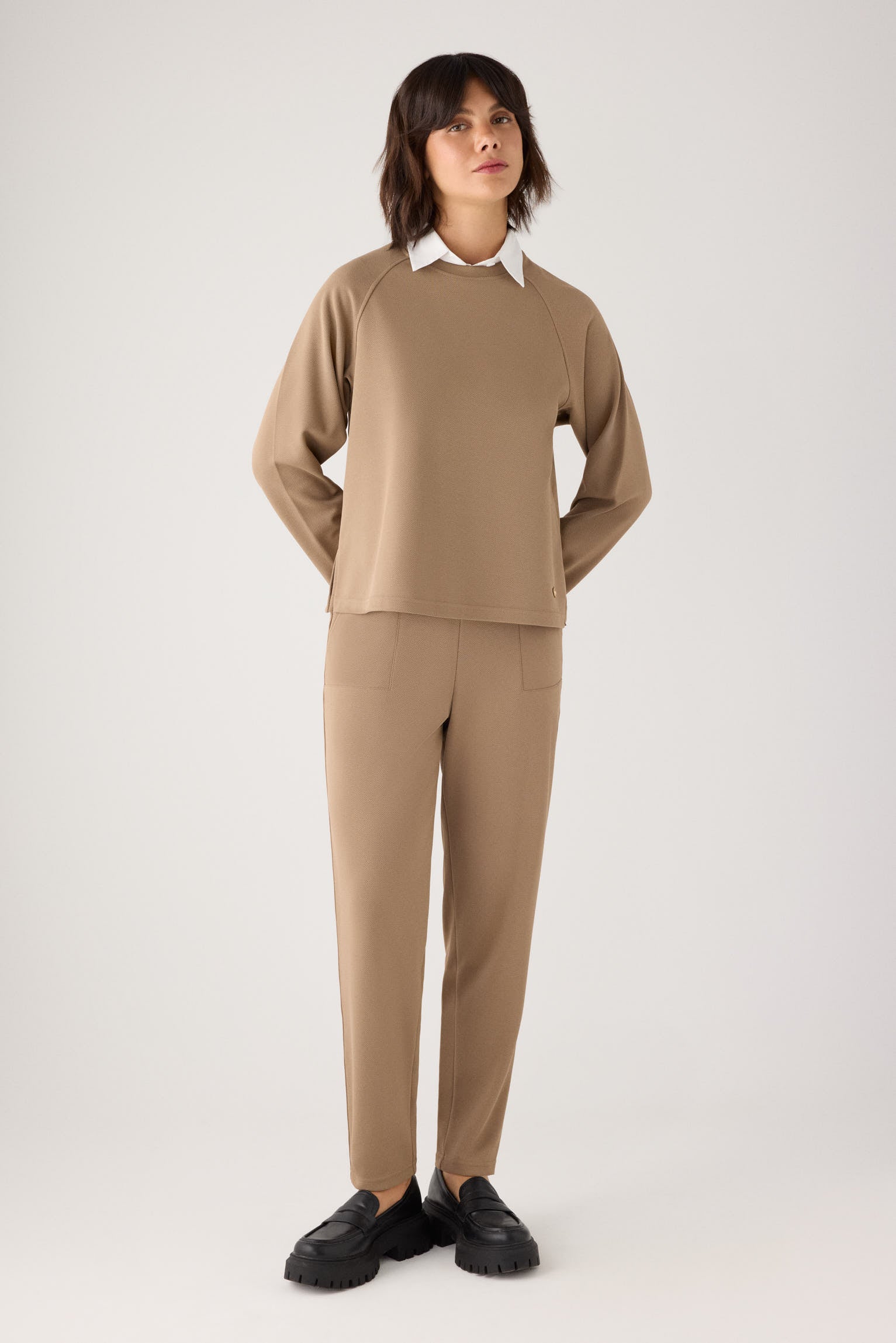 70750-khaki-medio-jersey-comodo-textura-pique-cuello-redondo-manga-raglan-camel