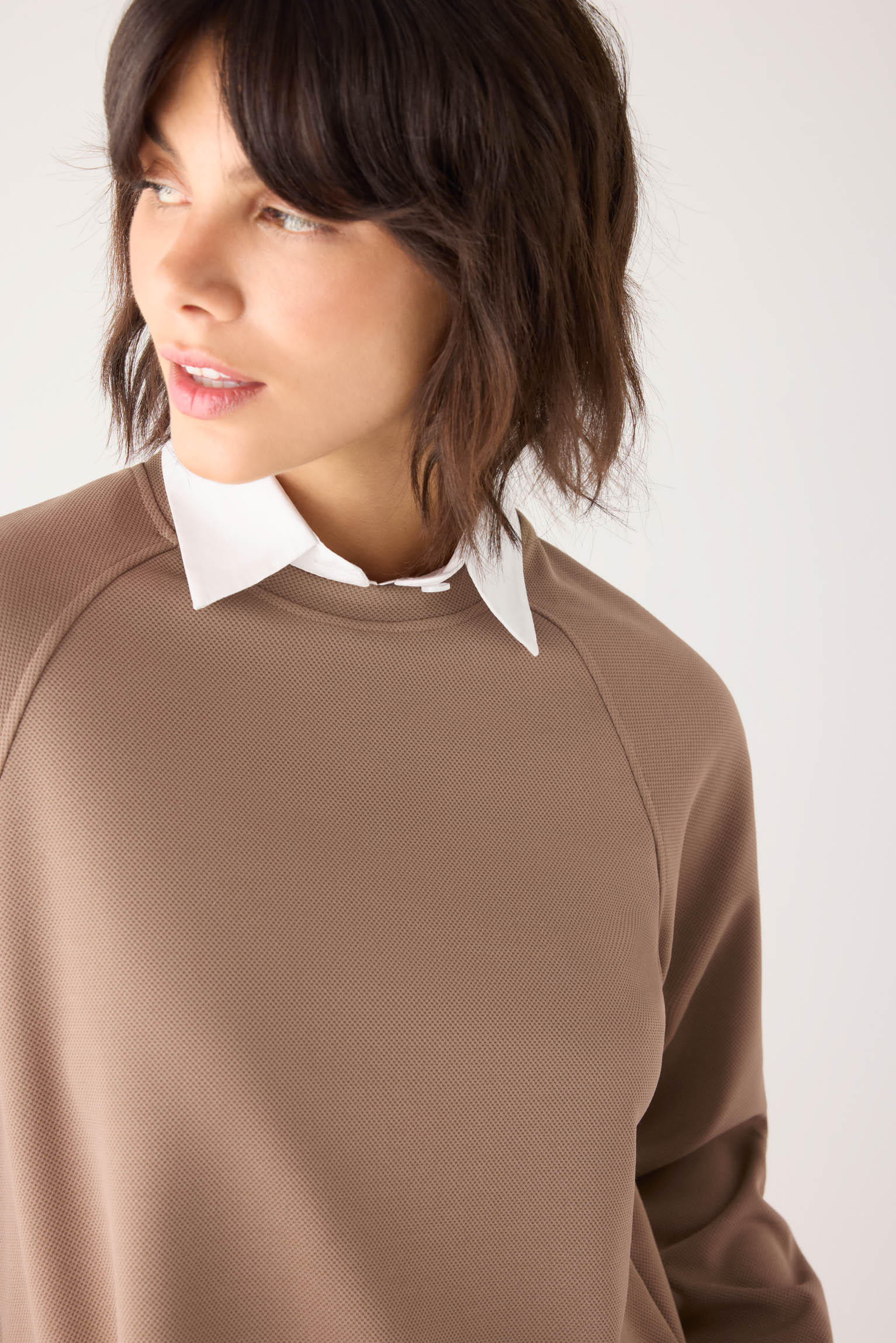 70750-khaki-medio-jersey-comodo-textura-pique-cuello-redondo-manga-raglan-camel