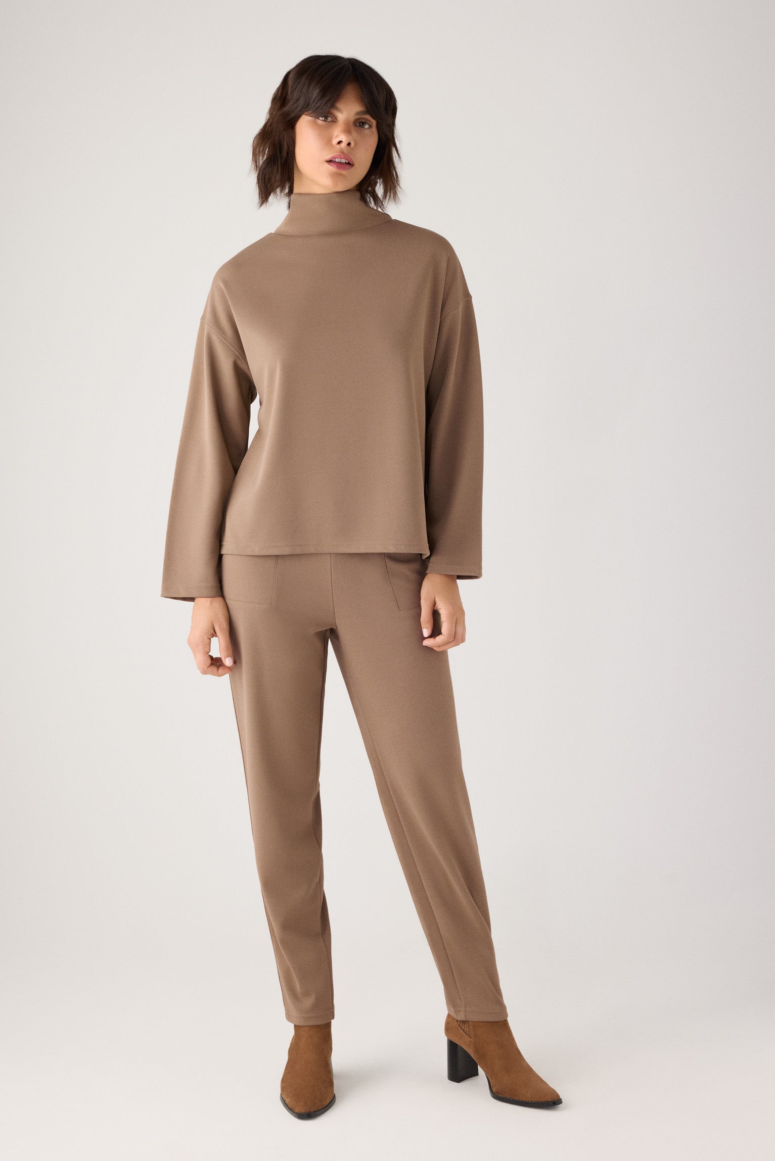70752-khaki-medio-pantalones-comodos-slim-textura-pique-tiro-alto-camel