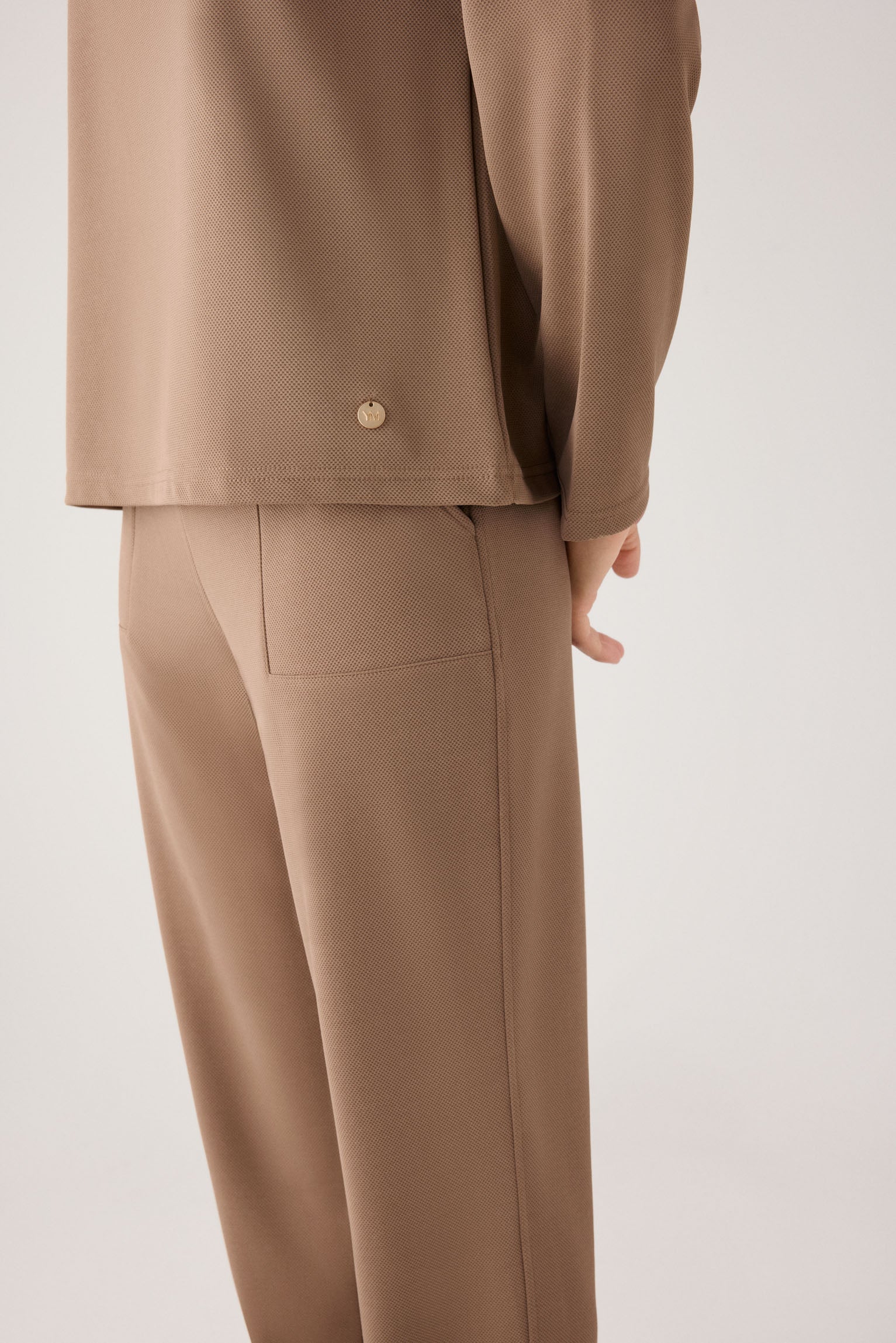 70752-khaki-medio-pantalones-comodos-slim-textura-pique-tiro-alto-camel
