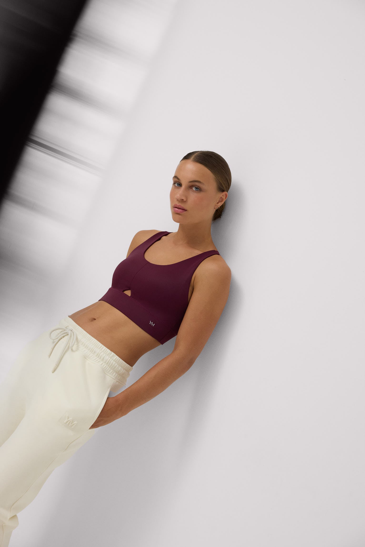 Set sportivo top compressivo granata e pantaloni jogging