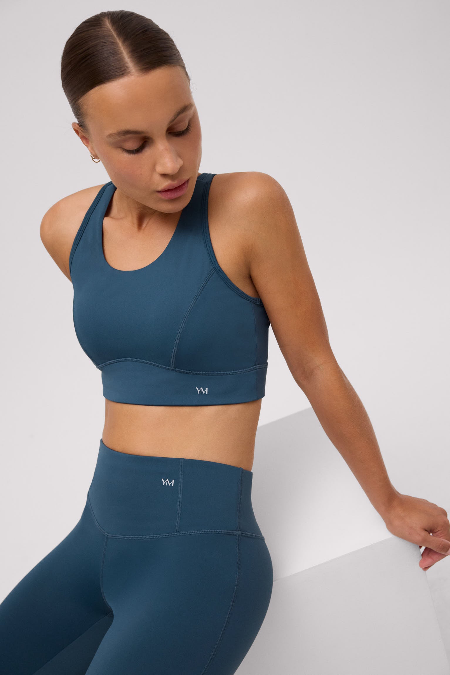 Reggiseno sportivo blu con schiena incrociata