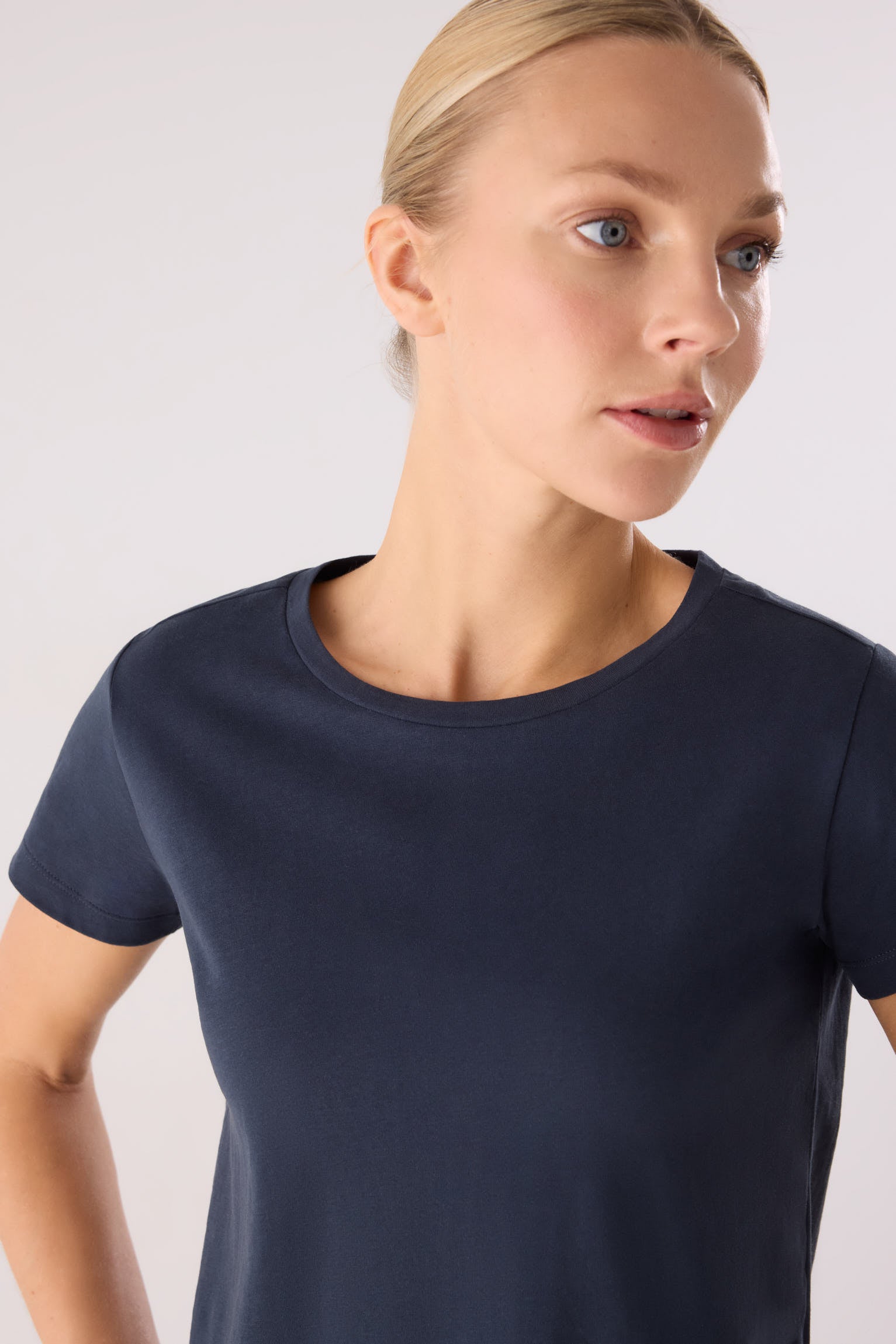 camiseta deportiva algodón gimnasio en azul noche detalle ajuste silueta corte cómodo para entrenar o vestir en clave fitness