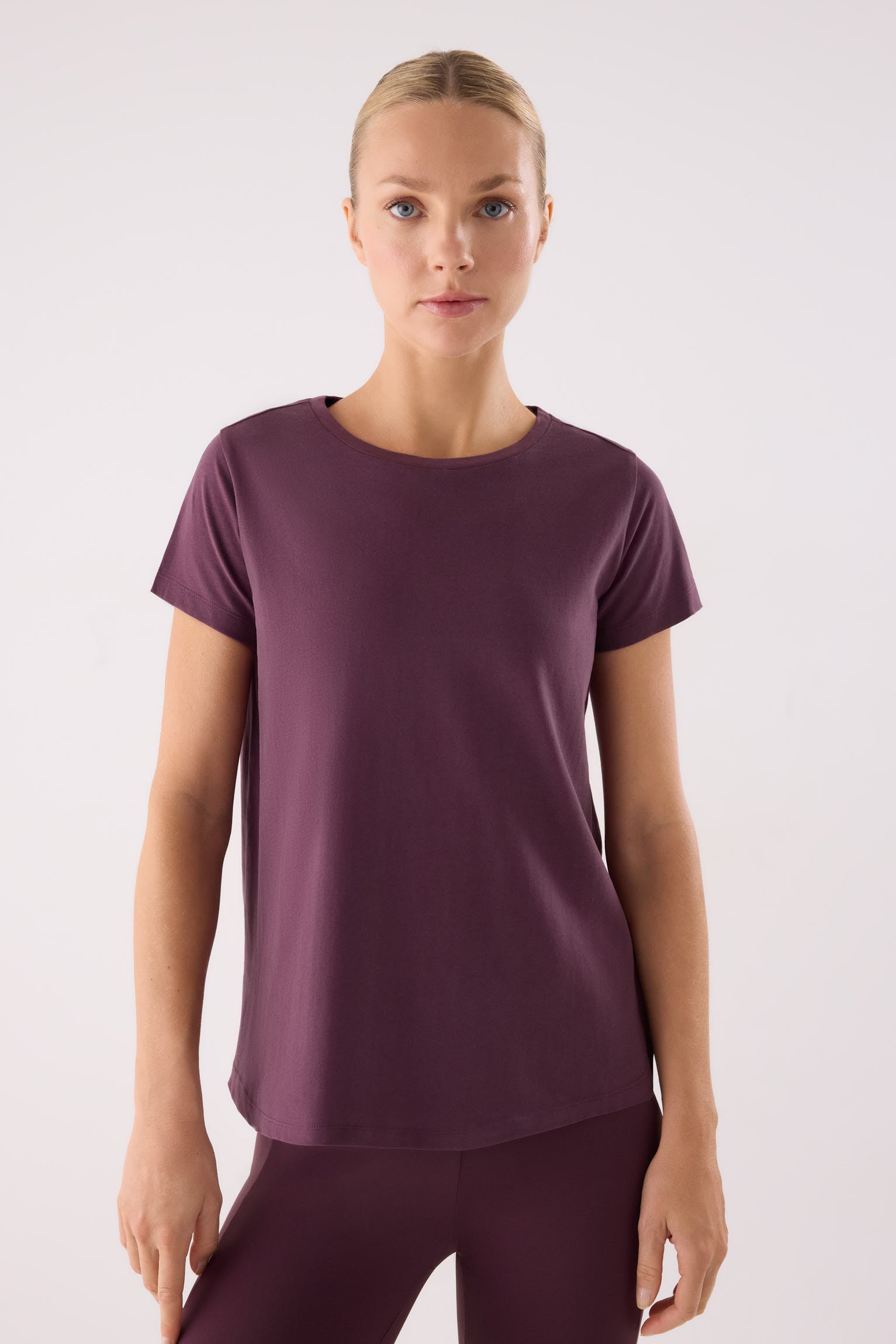 camiseta deportiva algodón gimnasio en granate cherry lacquer vista principal en look deportivo corte cómodo para entrenar o vestir en clave fitness